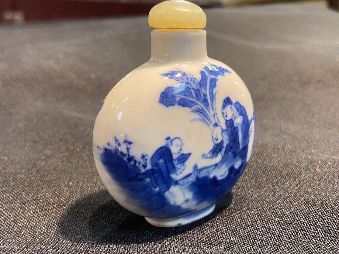Bouteille de parfum chinoise ancienne en bleu et blanc figurative Qing Bon état - En vente à San Gabriel, CA