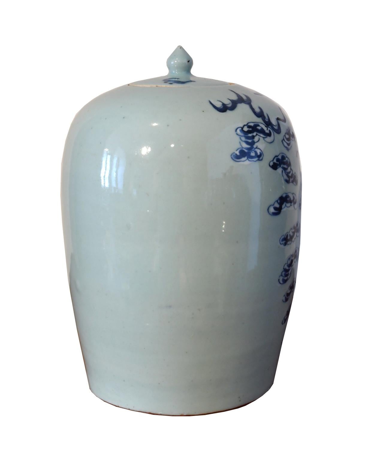 Qing Chinese Blue & White Porcelain Lidded Jar w Hand Painted Five-Clawed Dragon In Good Condition For Sale In Miami, FL