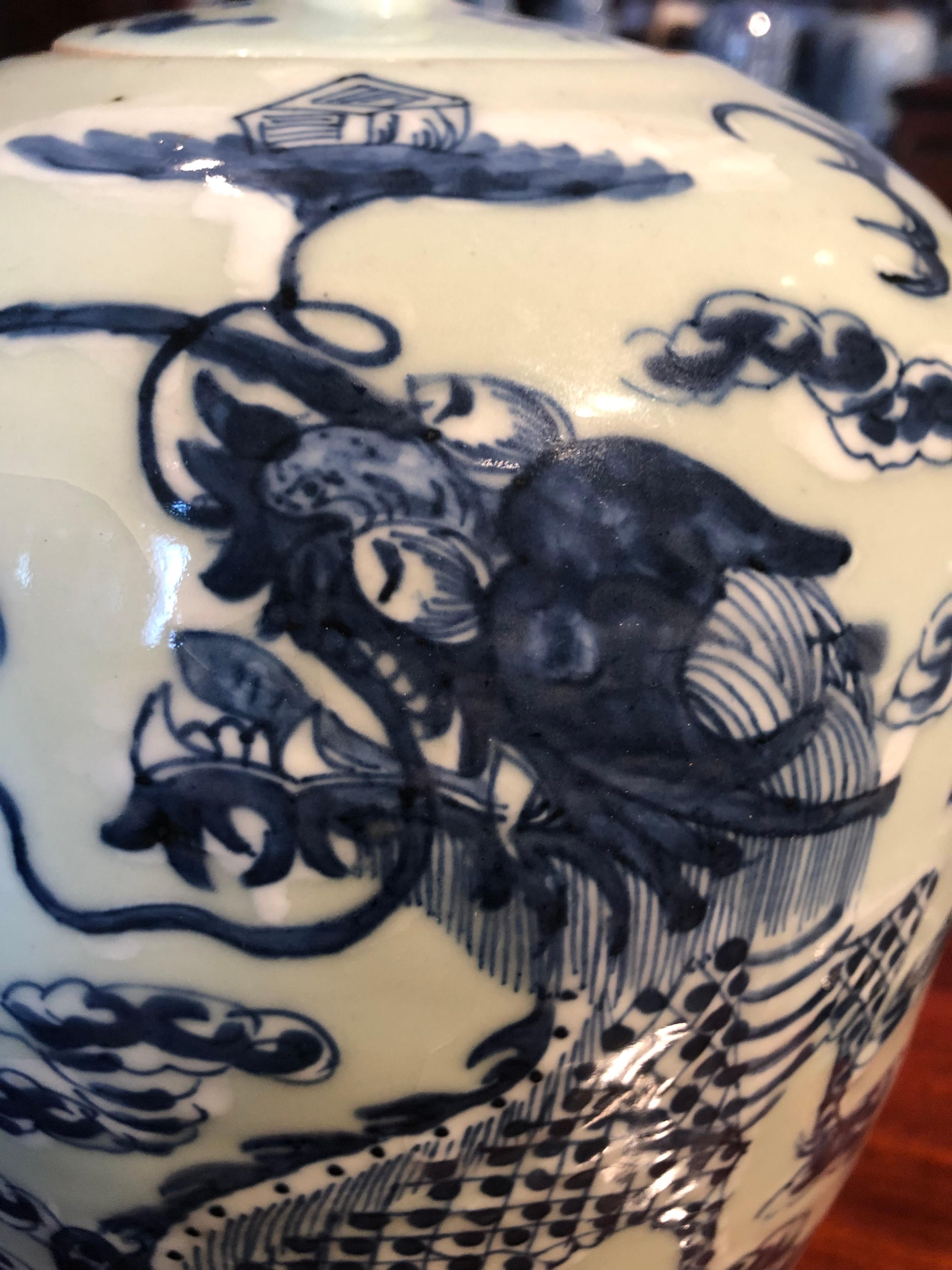 Qing Chinese Blue & White Porcelain Lidded Jar w Hand Painted Five-Clawed Dragon (Porzellan) im Angebot