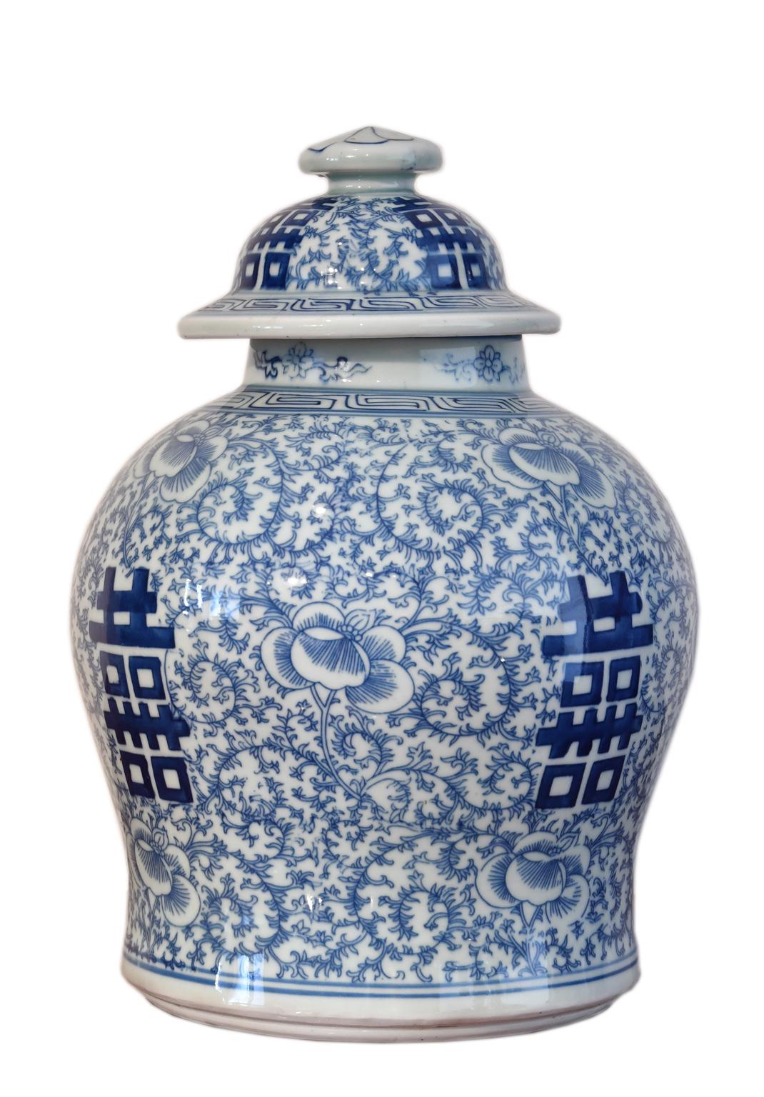 Jolie urne ou jarre à couvercle en porcelaine chinoise de forme balustre, décorée à la main en bleu de cobalt de 