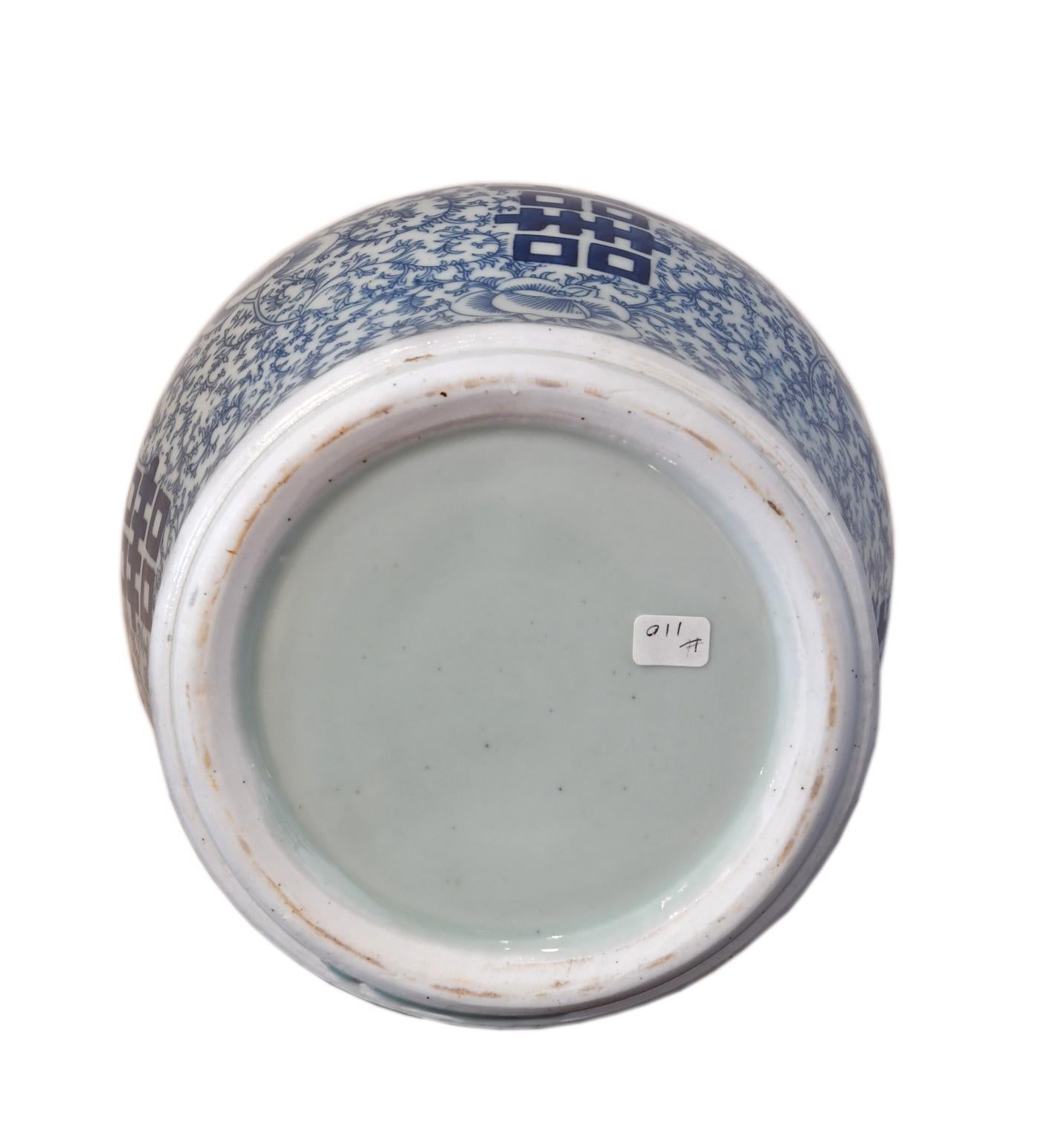Chinesisches Qing-Porzellanglasgefäß mit blauem und weißem Deckel und Shuang-xi- oder doppeltem Glücksbringer (Glasiert) im Angebot
