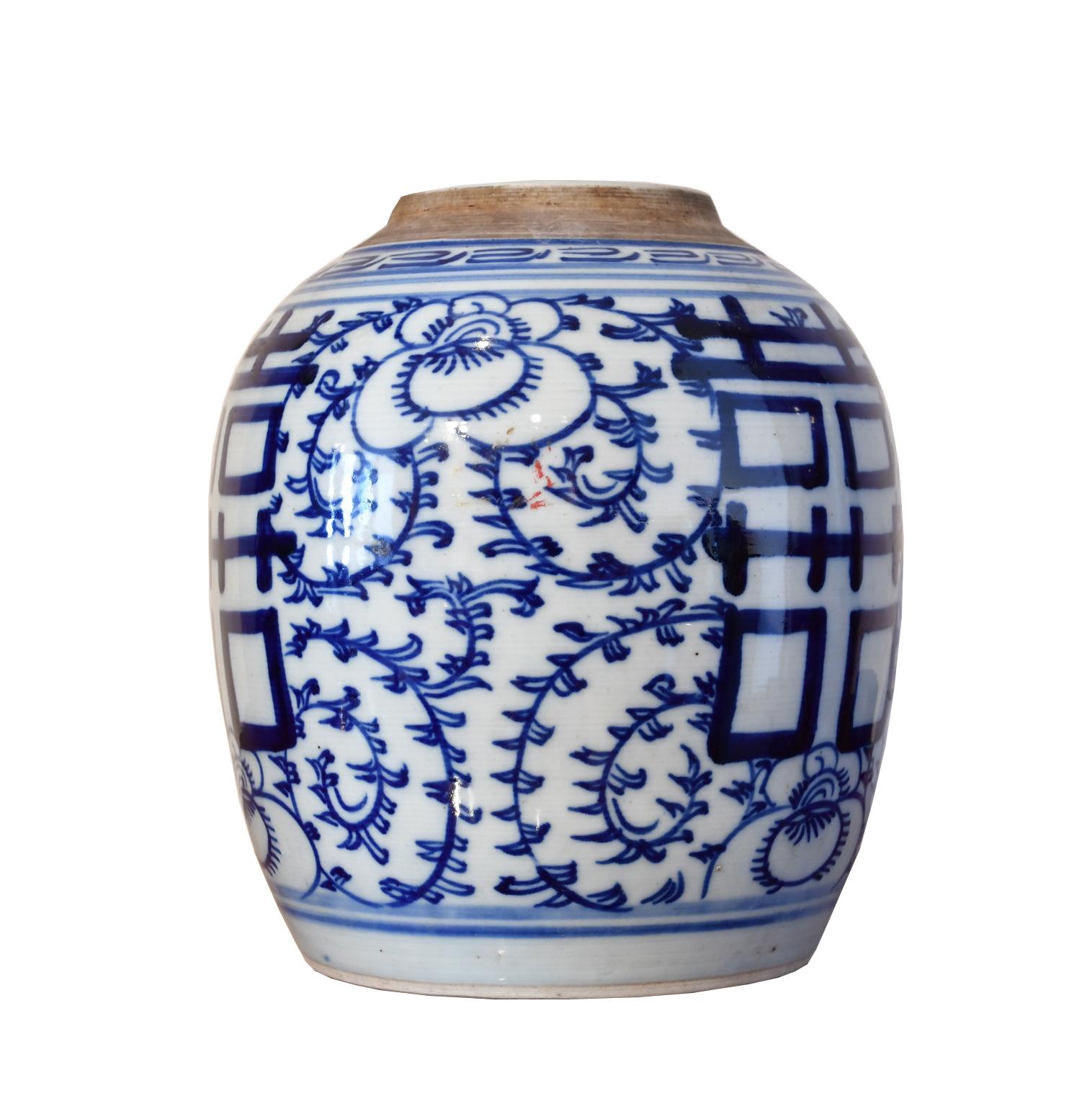 A Qing Chinese porcelain jar with hand painted cobalt blue decoration of 