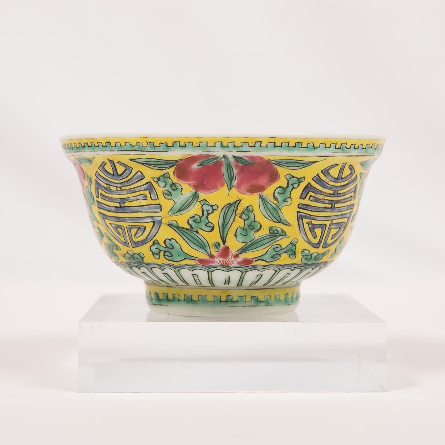 Wir freuen uns, dieses kleine Juwel der chinesischen Porzellankunst anbieten zu können. 
Diese Schale aus der späten Qing-Dynastie des 19. Jahrhunderts ist außen mit Pflanzen, Blumen und dem chinesischen Schriftzeichen 