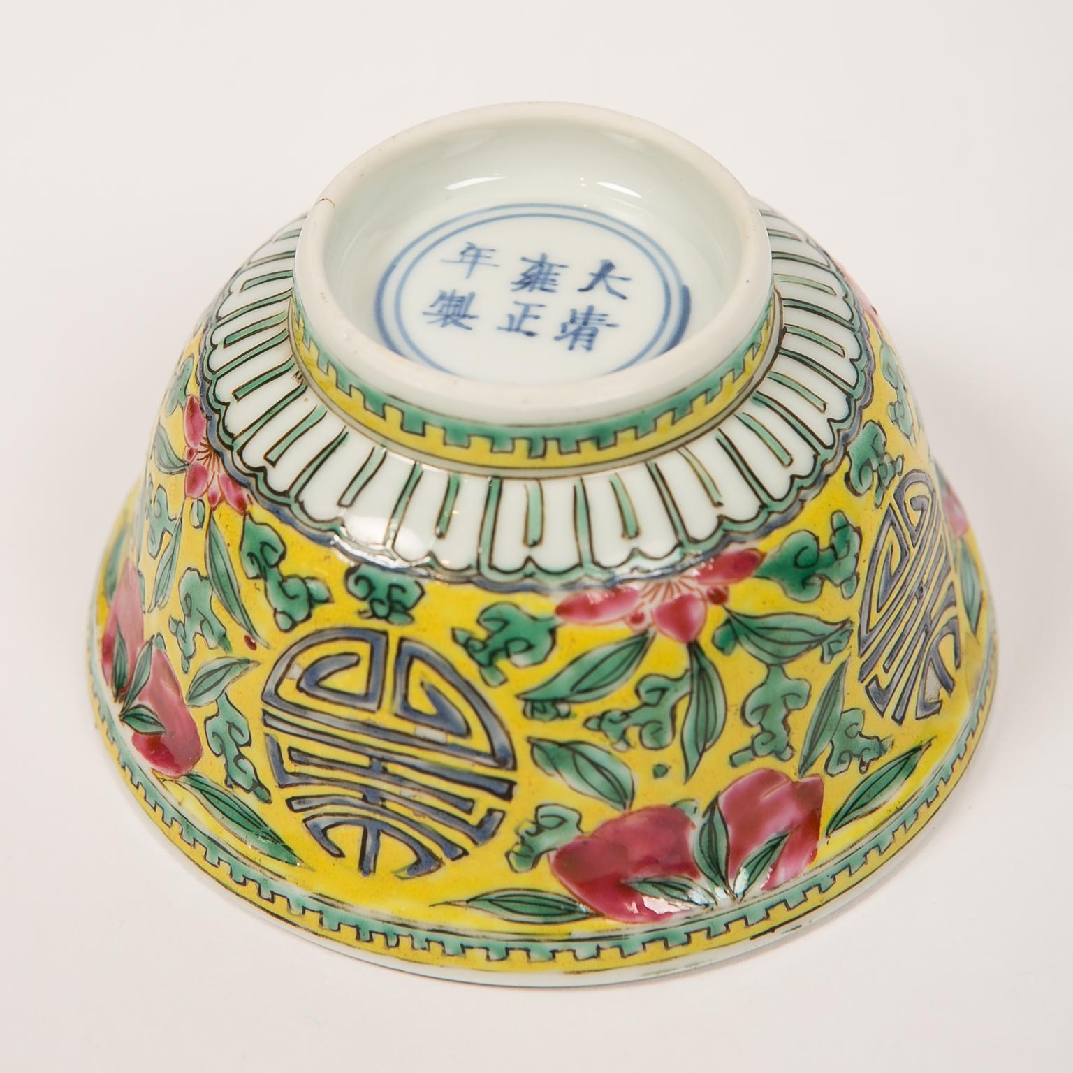 Chinesische Qing-Porzellanschale mit „Longevity“-Symbolen aus dem späten 19. Jahrhundert im Zustand „Hervorragend“ im Angebot in Katonah, NY