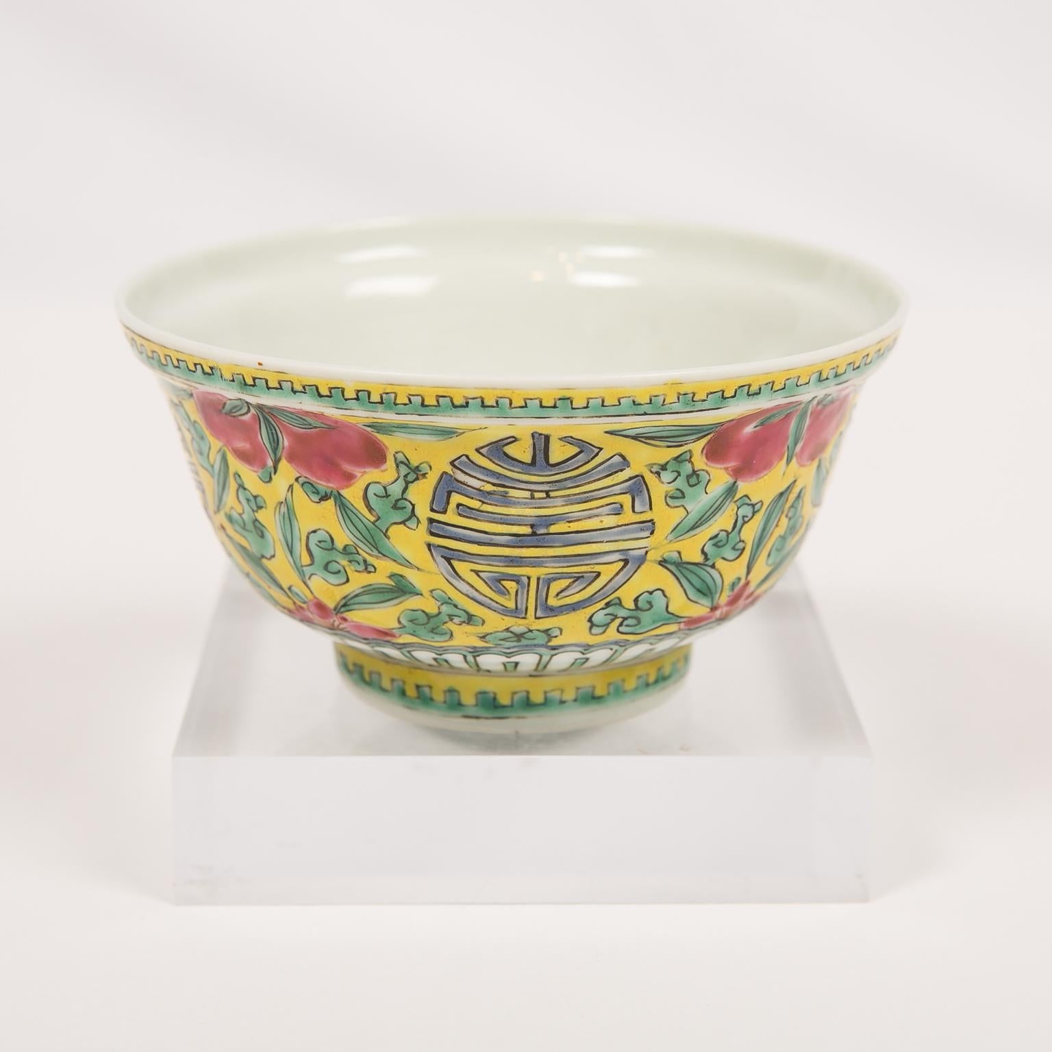 Chinesische Qing-Porzellanschale mit „Longevity“-Symbolen aus dem späten 19. Jahrhundert im Angebot 3