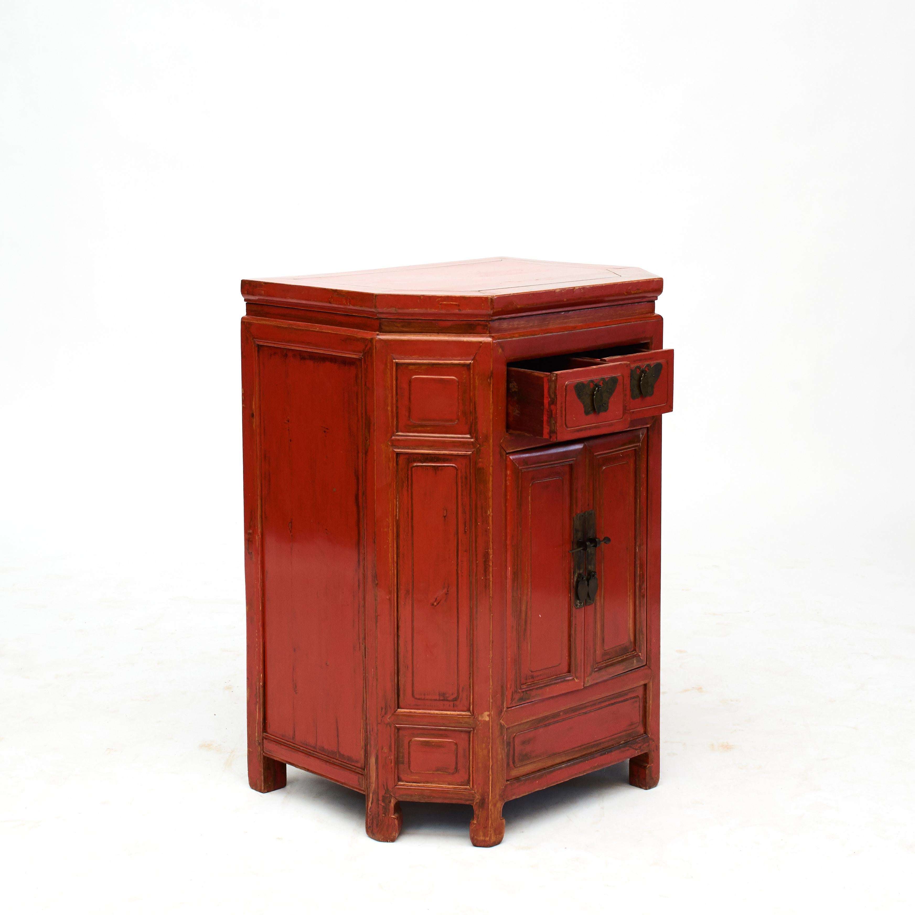 Qing Chinese Red Lacquer Hexagonal Console Cabinet with Butterfly Mounts In Good Condition In Kastrup, DK