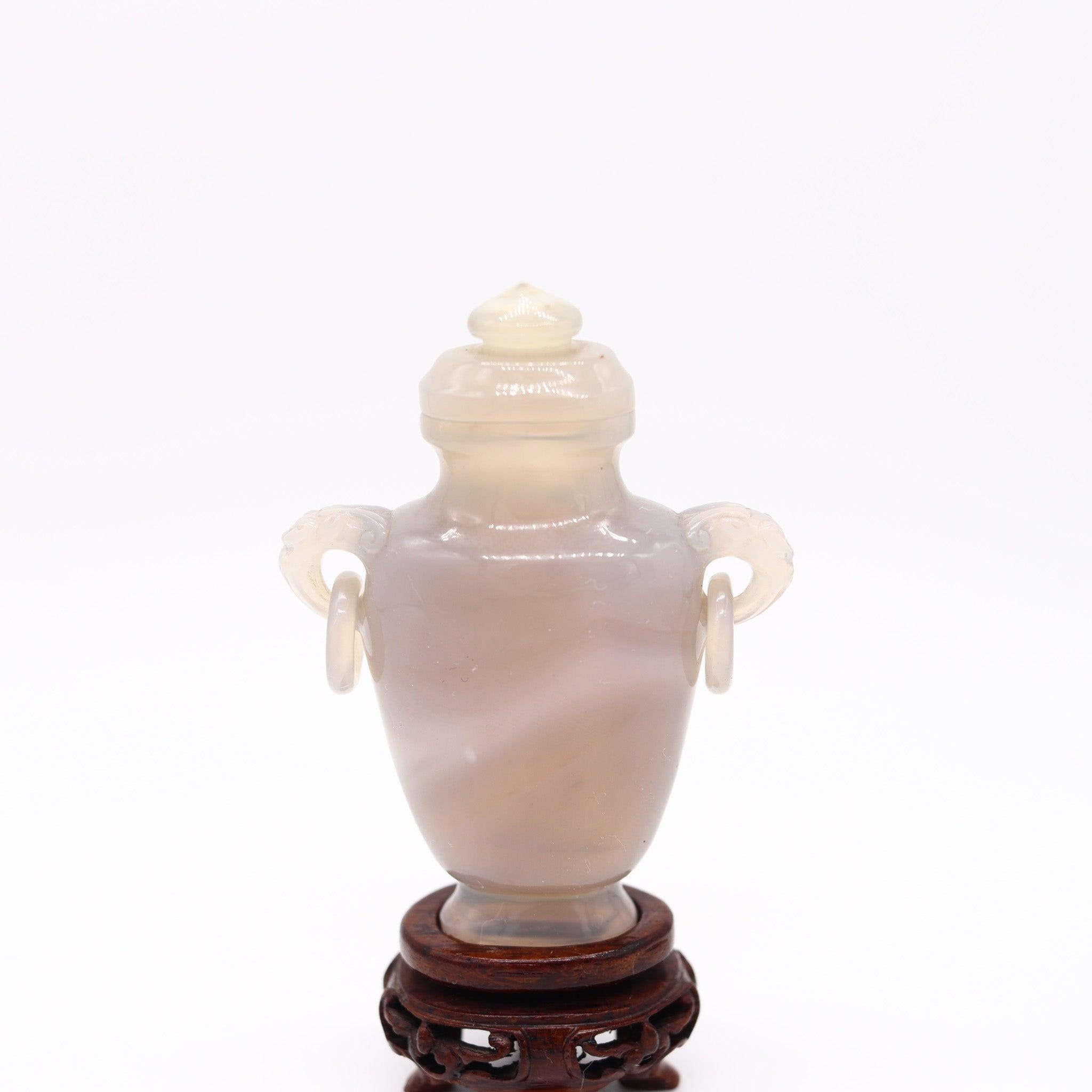 QING DINASTY 1900 Jarroncito Ánfora Con Tapa Tallada En Encaje Azul Agathe Qing en venta