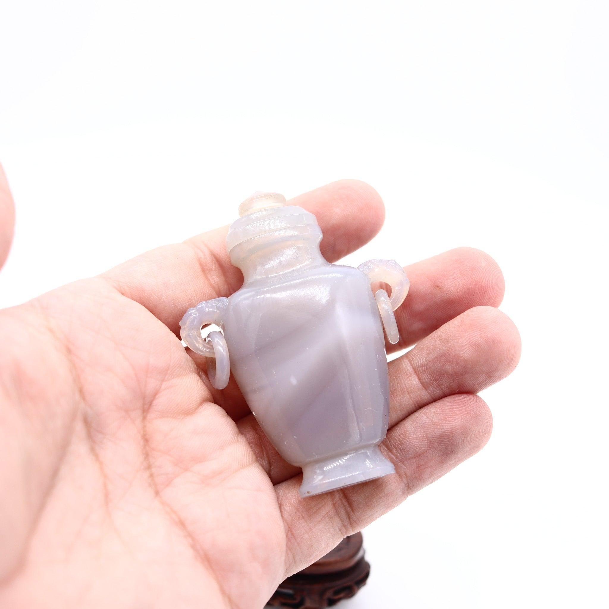 QING DINASTY 1900 Jarroncito Ánfora Con Tapa Tallada En Encaje Azul Agathe en Excelente estado para la venta en Miami, FL