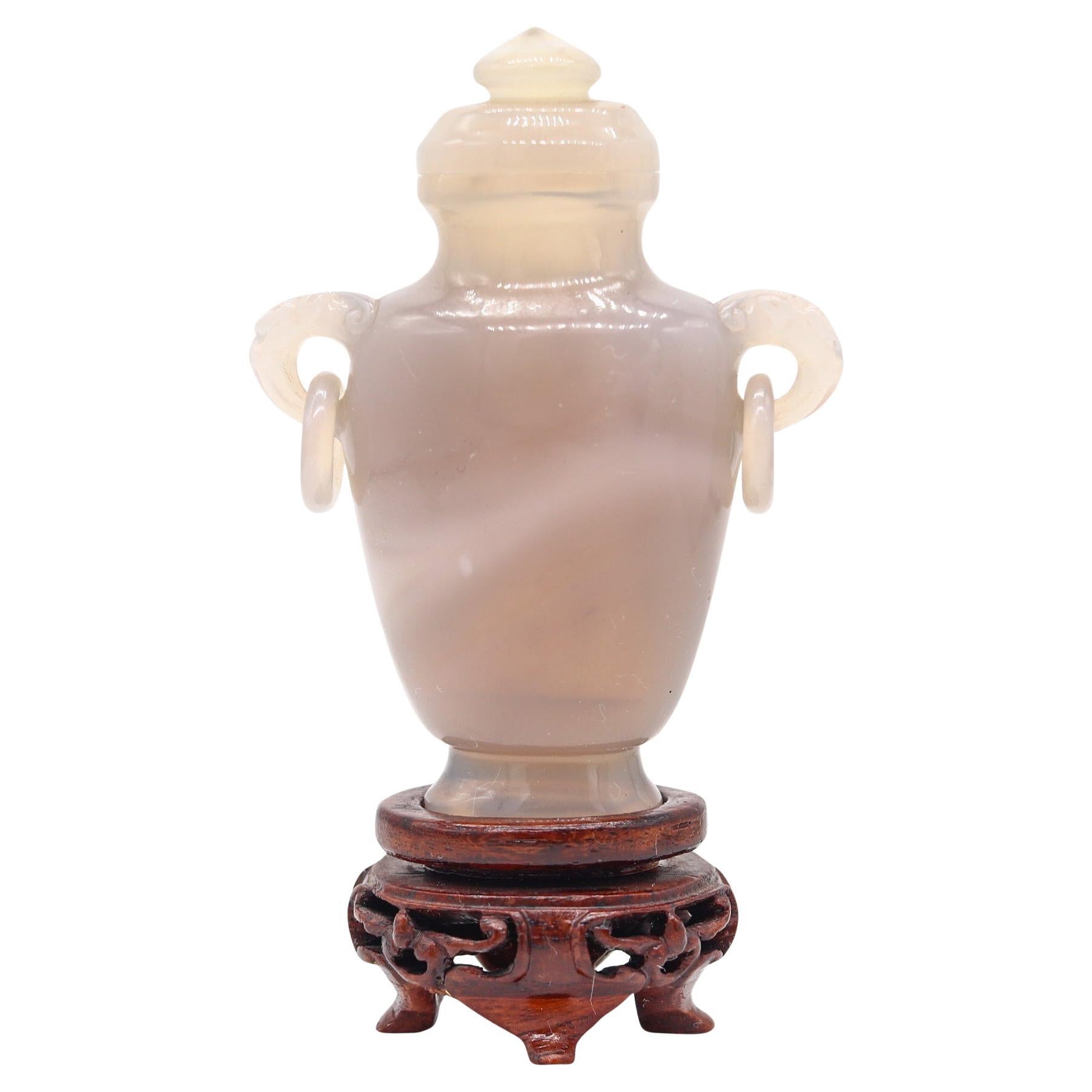 QING DINASTY 1900 Jarroncito Ánfora Con Tapa Tallada En Encaje Azul Agathe en venta