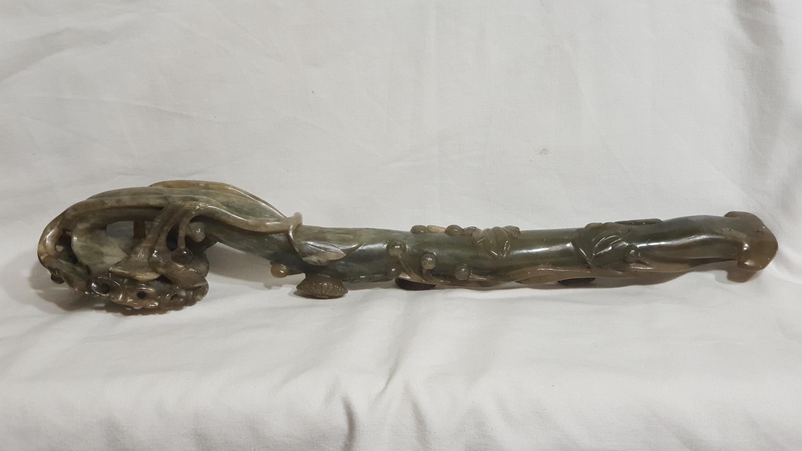 Qing Dynasty Chinese Green Jade Ruyi Scepter, 1900s In Good Condition For Sale In Niella Tanaro, IT