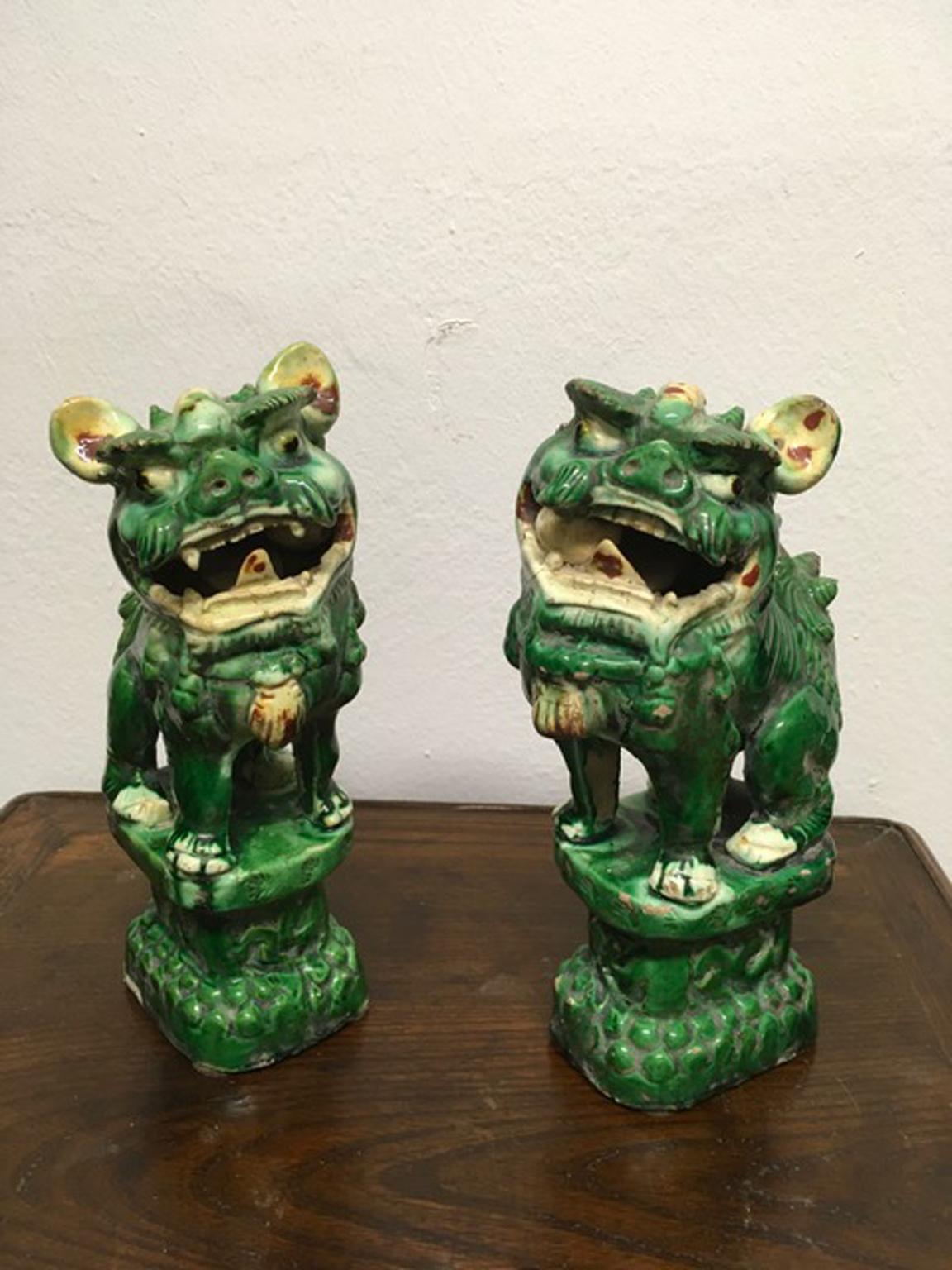 Paar grün emaillierte Pho-Hunde aus Keramik, Qing Dinasty, China Export, Mitte des 20. Jahrhunderts (Qing-Dynastie) im Angebot