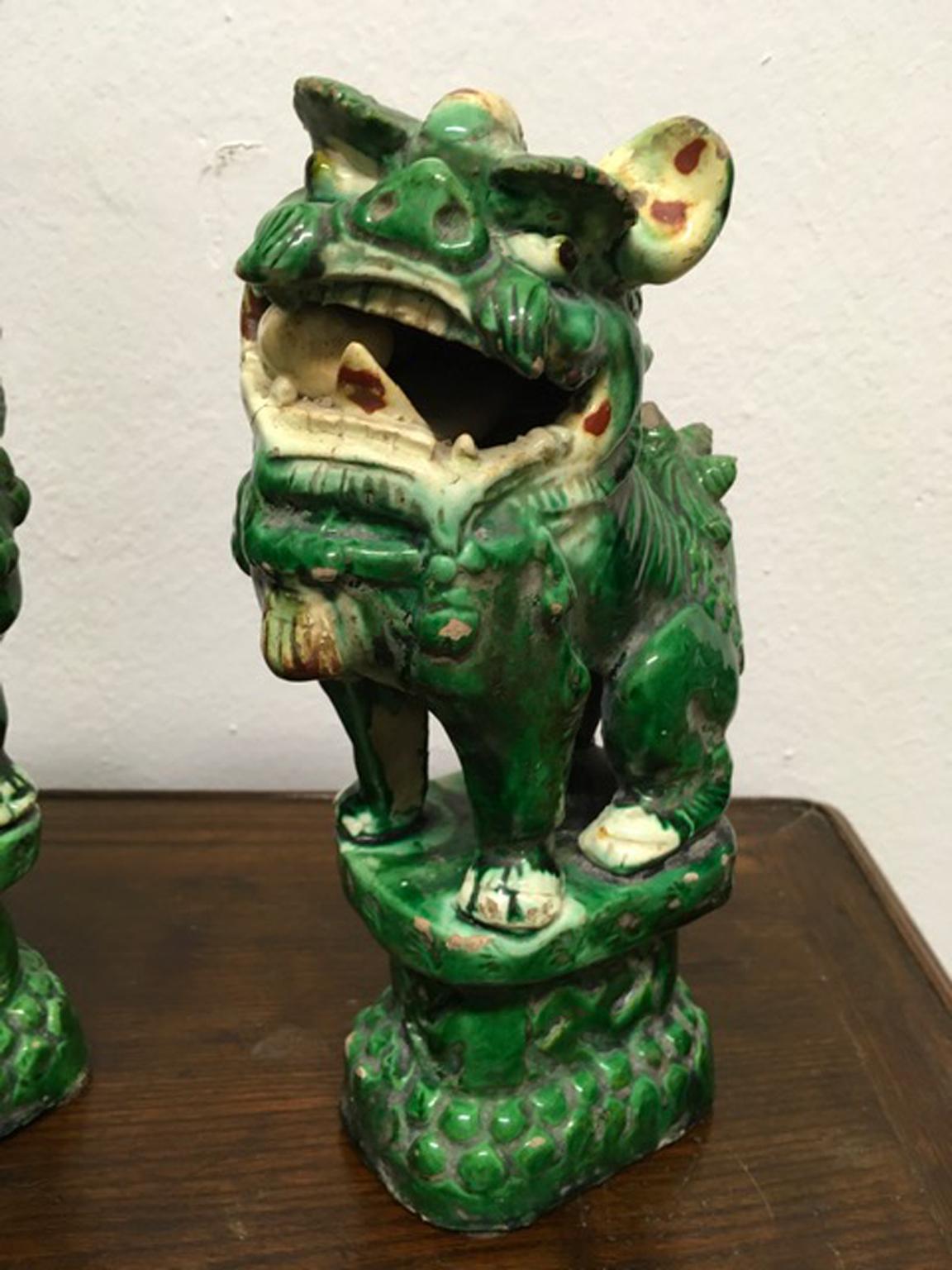 Paar grün emaillierte Pho-Hunde aus Keramik, Qing Dinasty, China Export, Mitte des 20. Jahrhunderts (Handgefertigt) im Angebot