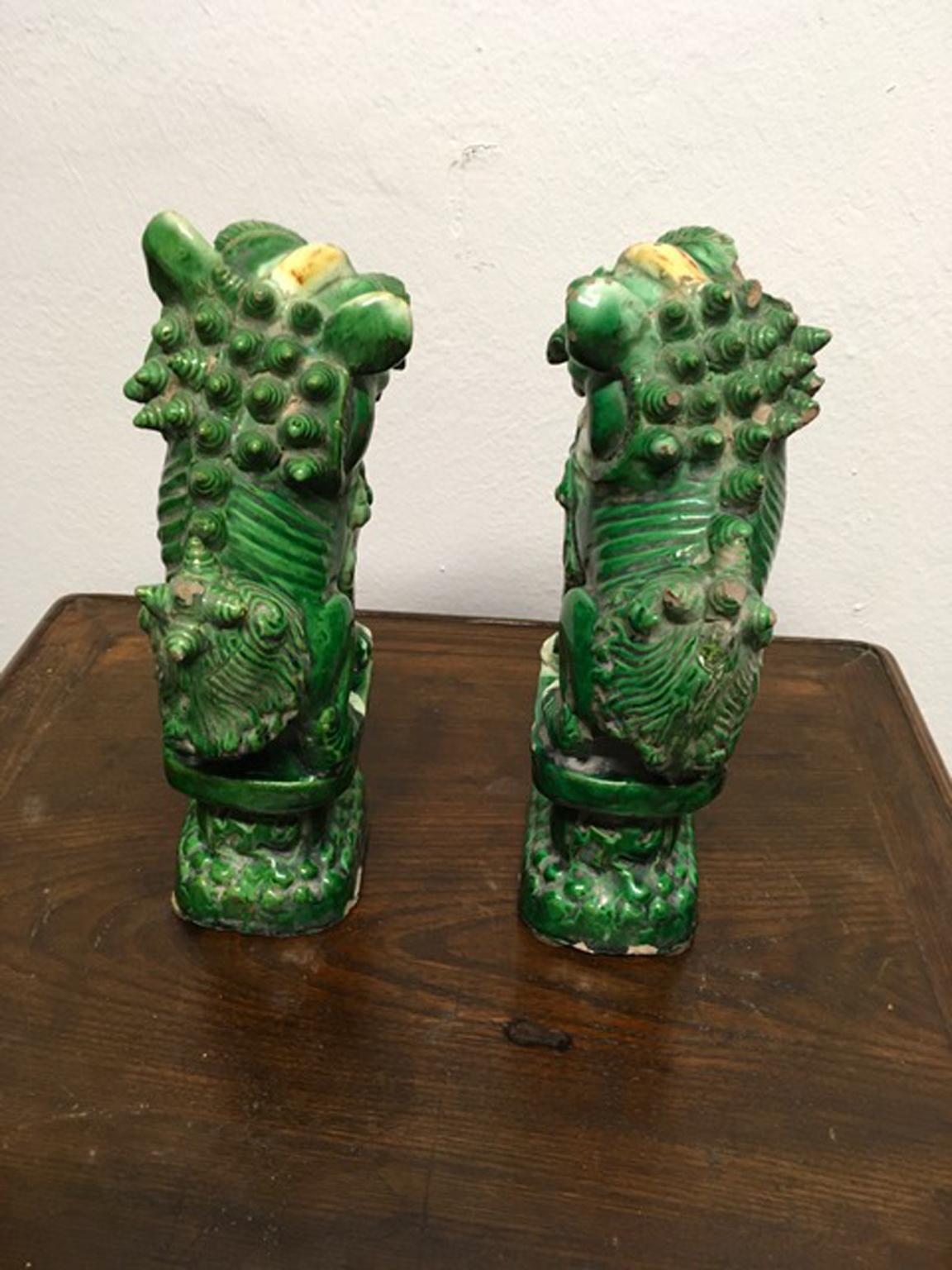 Qing Dinasty Mid-20th Century Pair Ceramic Green Enameled Pho Dogs China Export In Good Condition For Sale In Brescia, IT