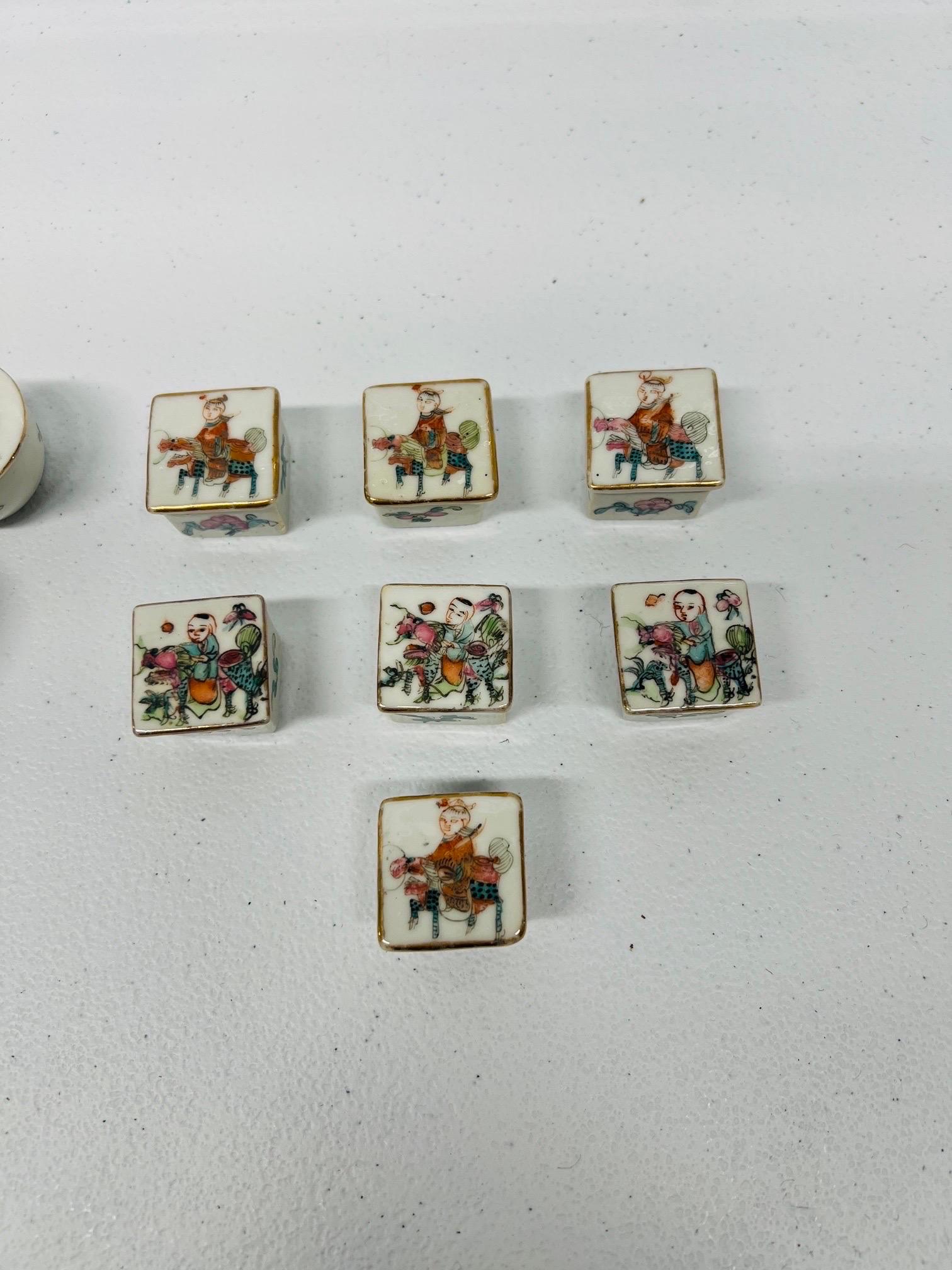 Qing Dynasty - 13 antike chinesische Salzdosen aus emailliertem Porzellan (Chinesischer Export) im Angebot
