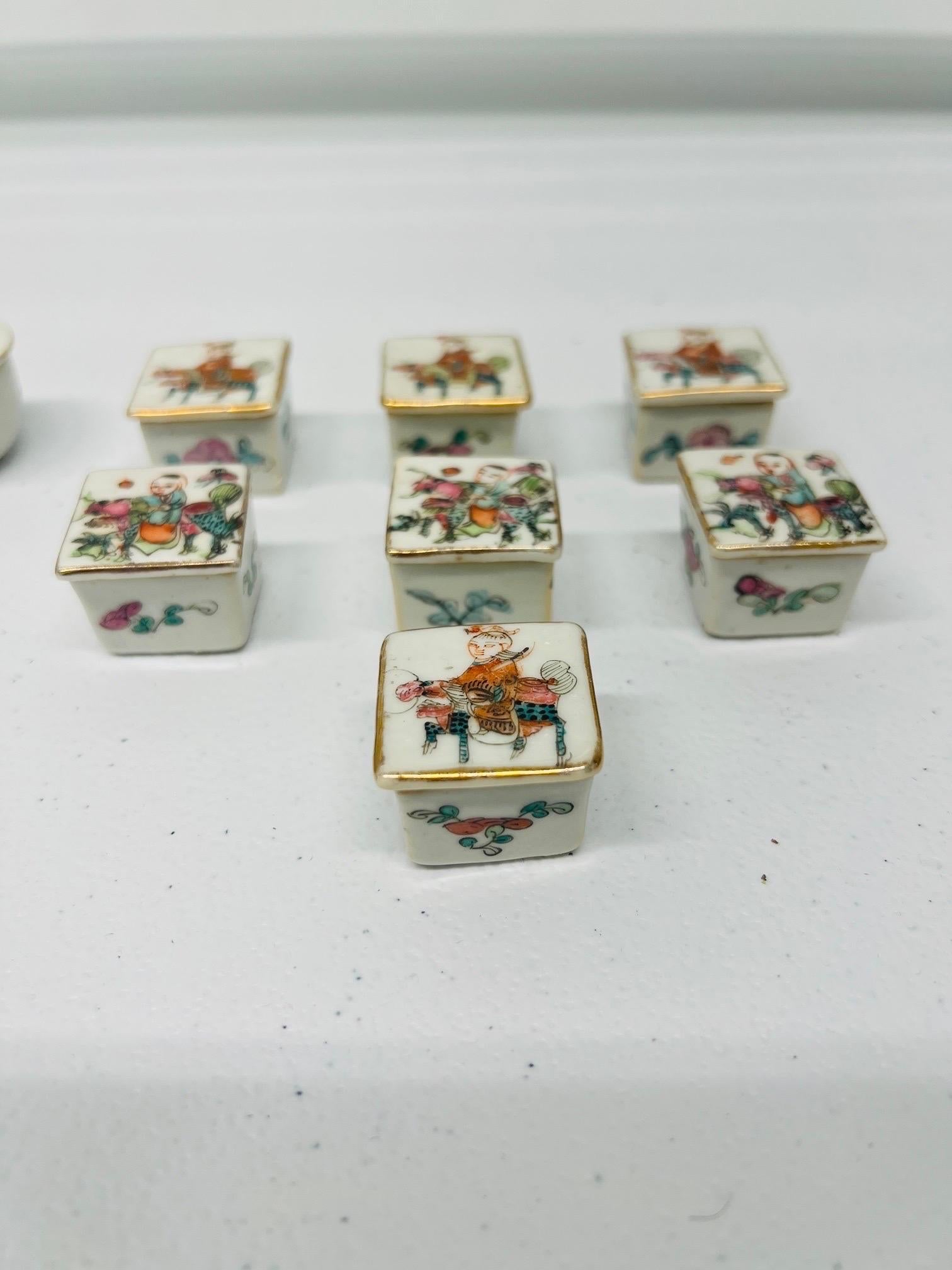 Qing Dynasty - 13 antike chinesische Salzdosen aus emailliertem Porzellan (Chinesisch) im Angebot