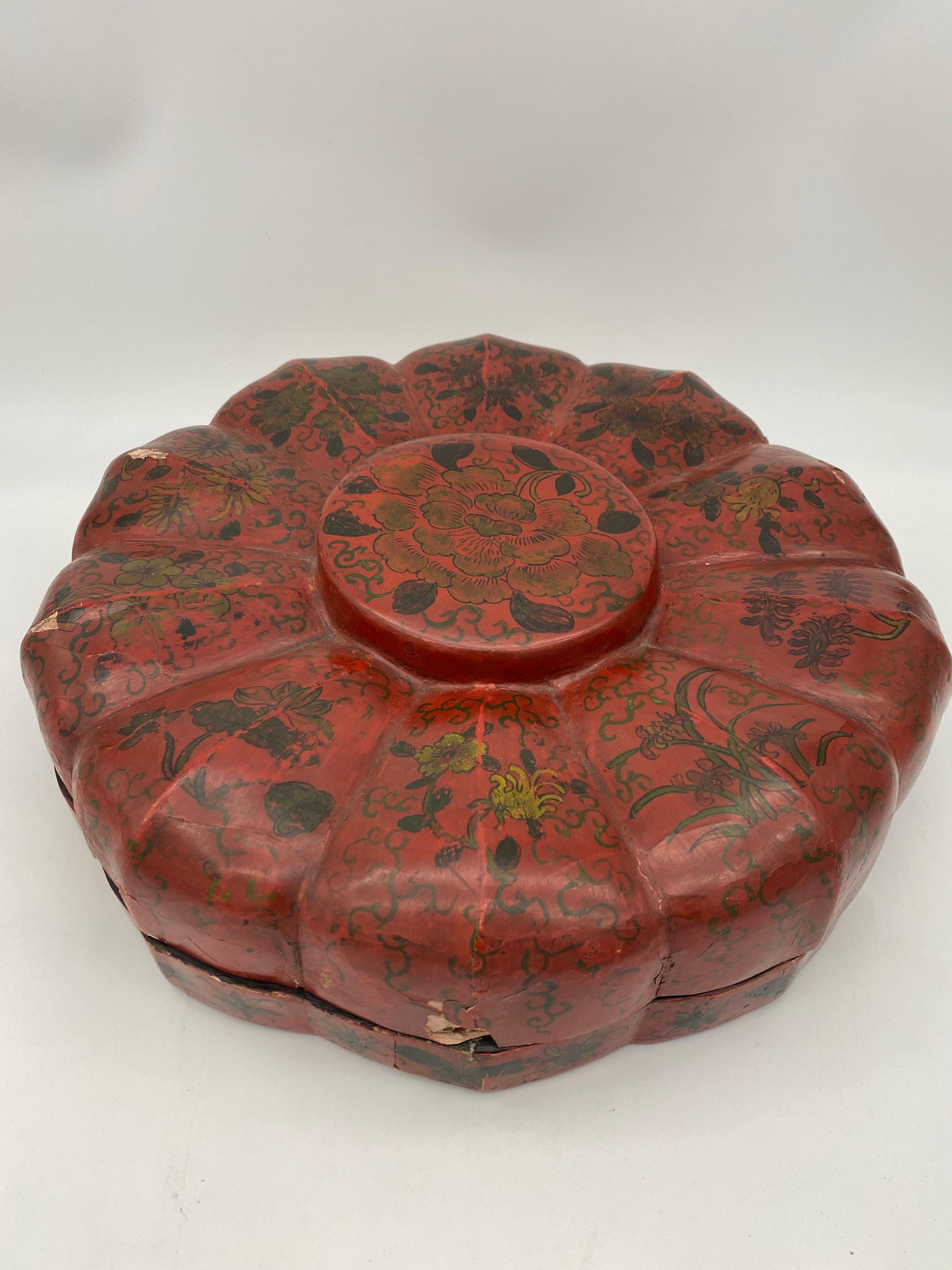 Chinesisches rotes Lackkasten aus der Qing-Dynastie (Lackiert) im Angebot