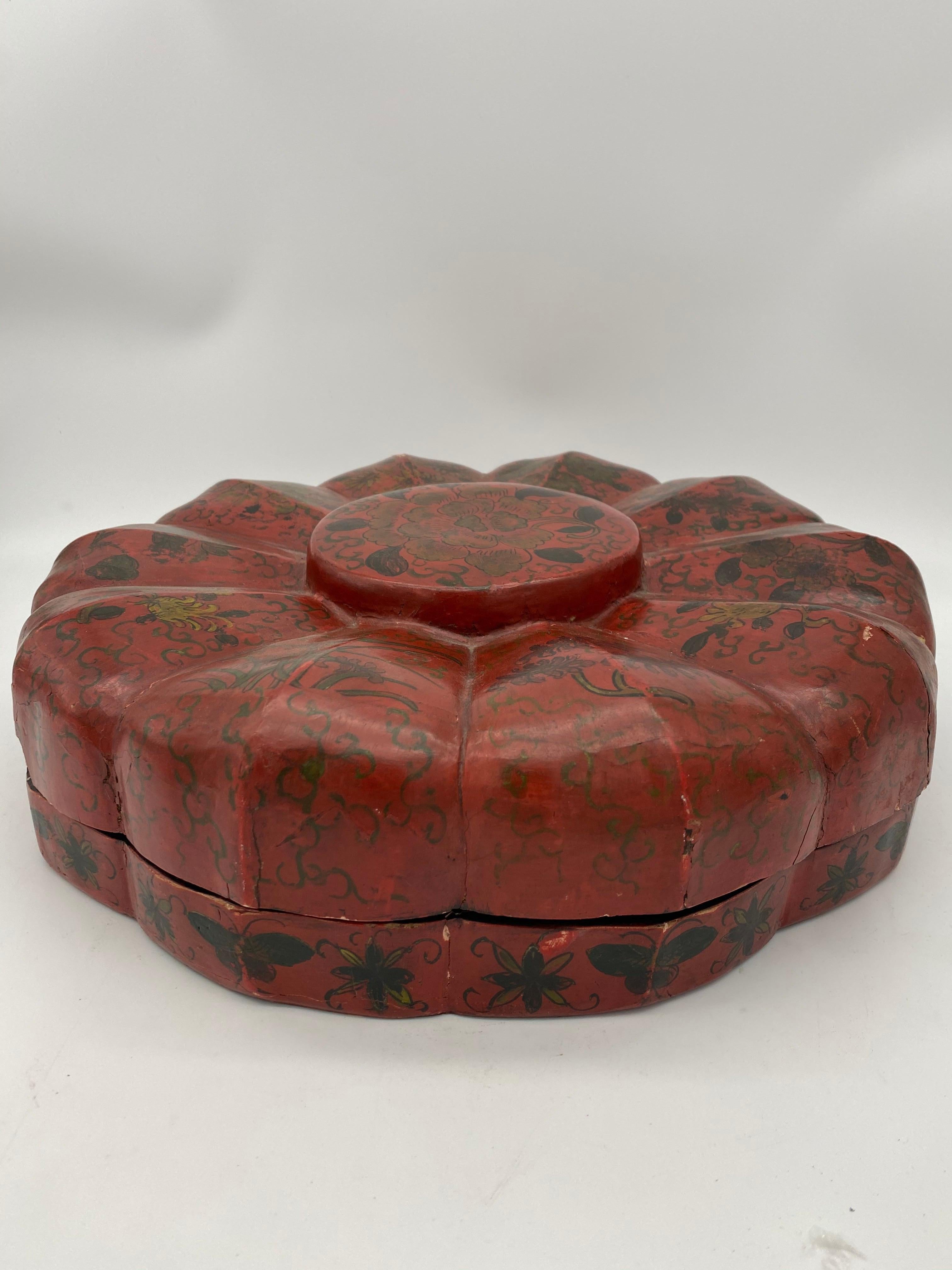 Chinesisches rotes Lackkasten aus der Qing-Dynastie im Zustand „Gut“ im Angebot in Brea, CA