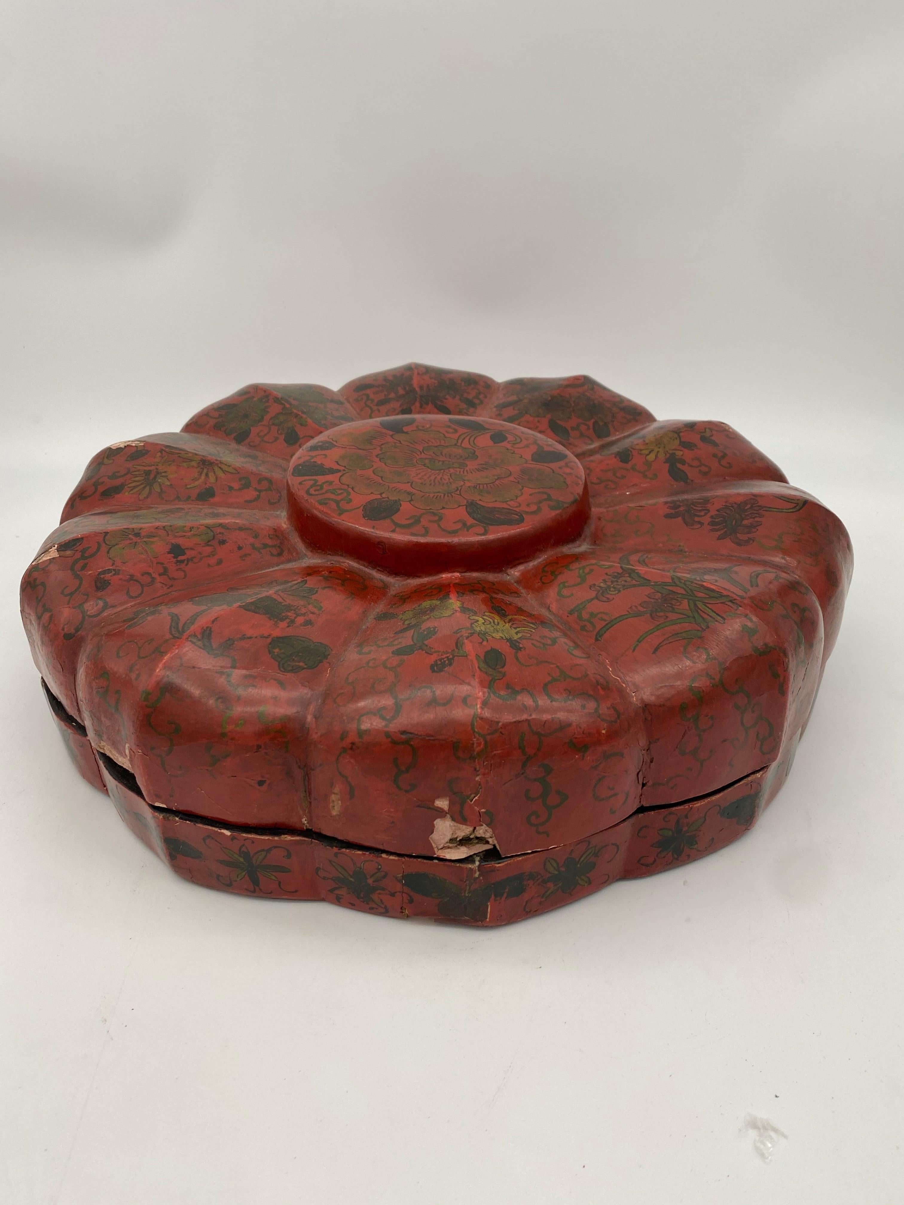 Chinesisches rotes Lackkasten aus der Qing-Dynastie (17. Jahrhundert) im Angebot