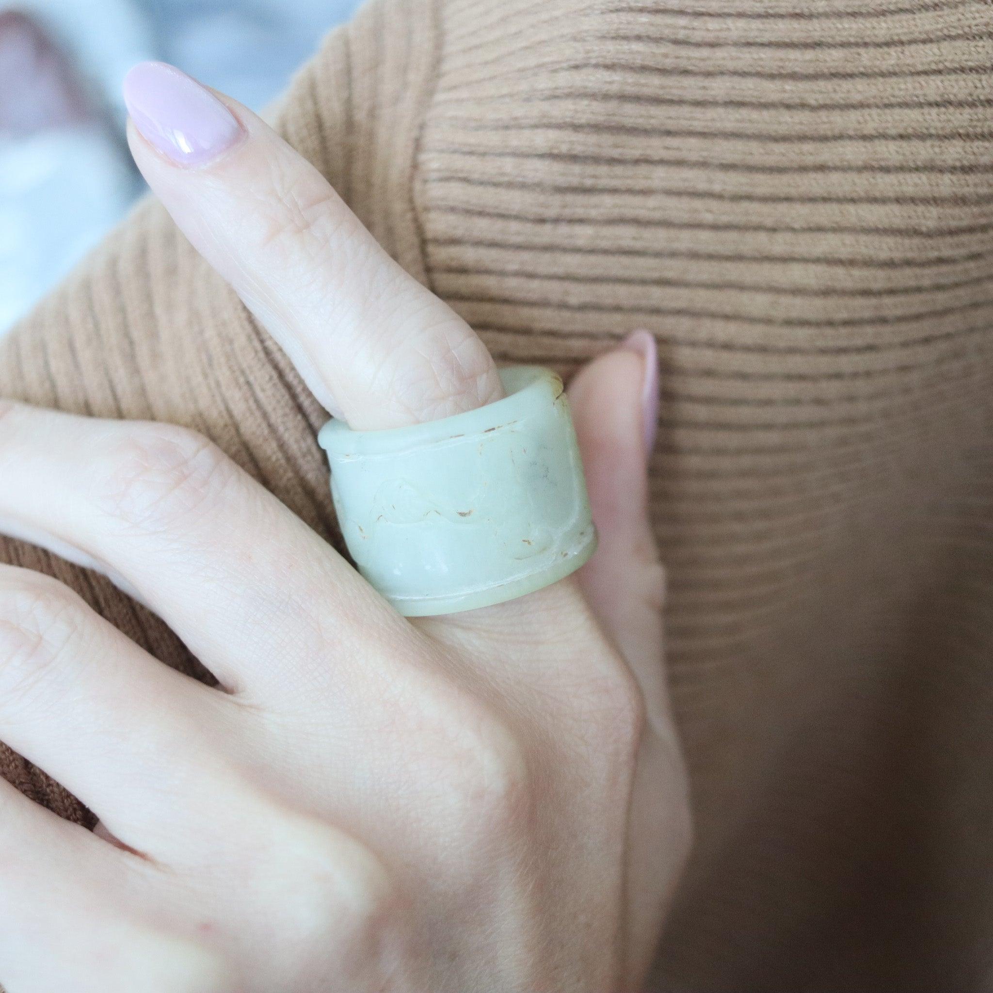Anneau de jade pour archer de la dynastie Qing.

Il s'agit d'une rare bague d'archer ancienne créée pendant la période de la dynastie Qing, dans les années 1700-1740. La bague est magistralement sculptée dans du jade blanc-vert translucide naturel