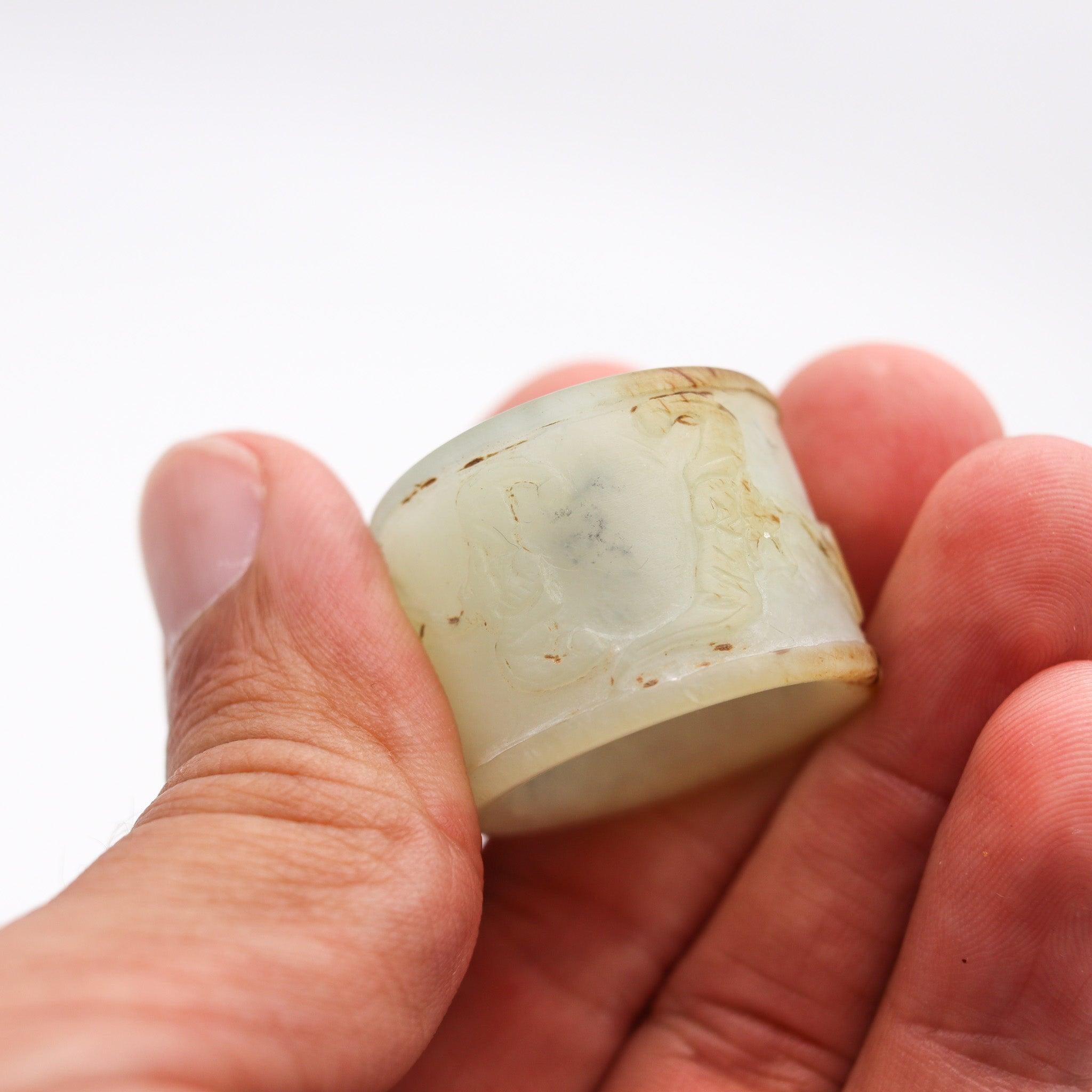 Début du XVIIIe siècle DYNASTIE QING 1700-1740 Bague d'archer ancienne sculptée en jade translucide en vente