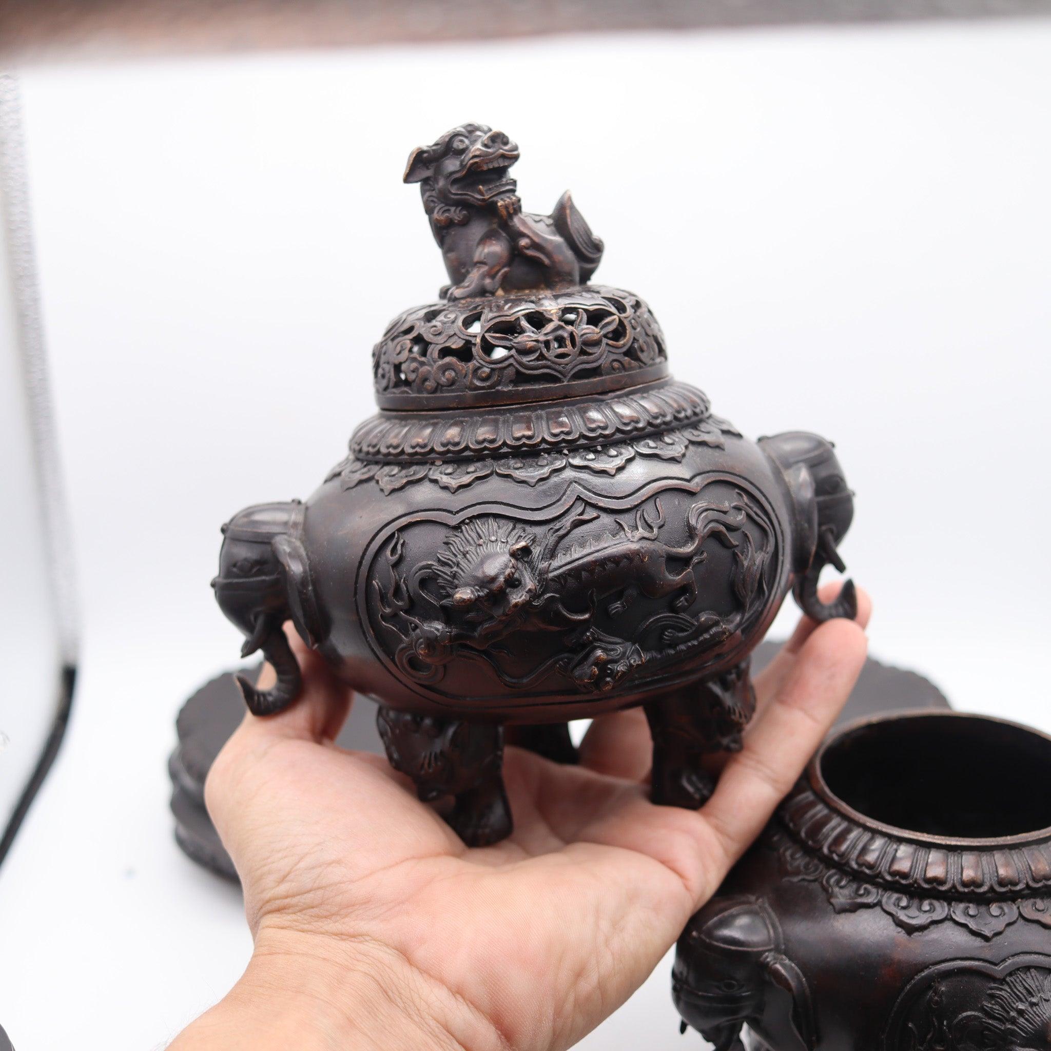 DINASTIA QING 1800 Inizio del XIX secolo Coppia di contenitori in bronzo con coperchi e basi in vendita 4