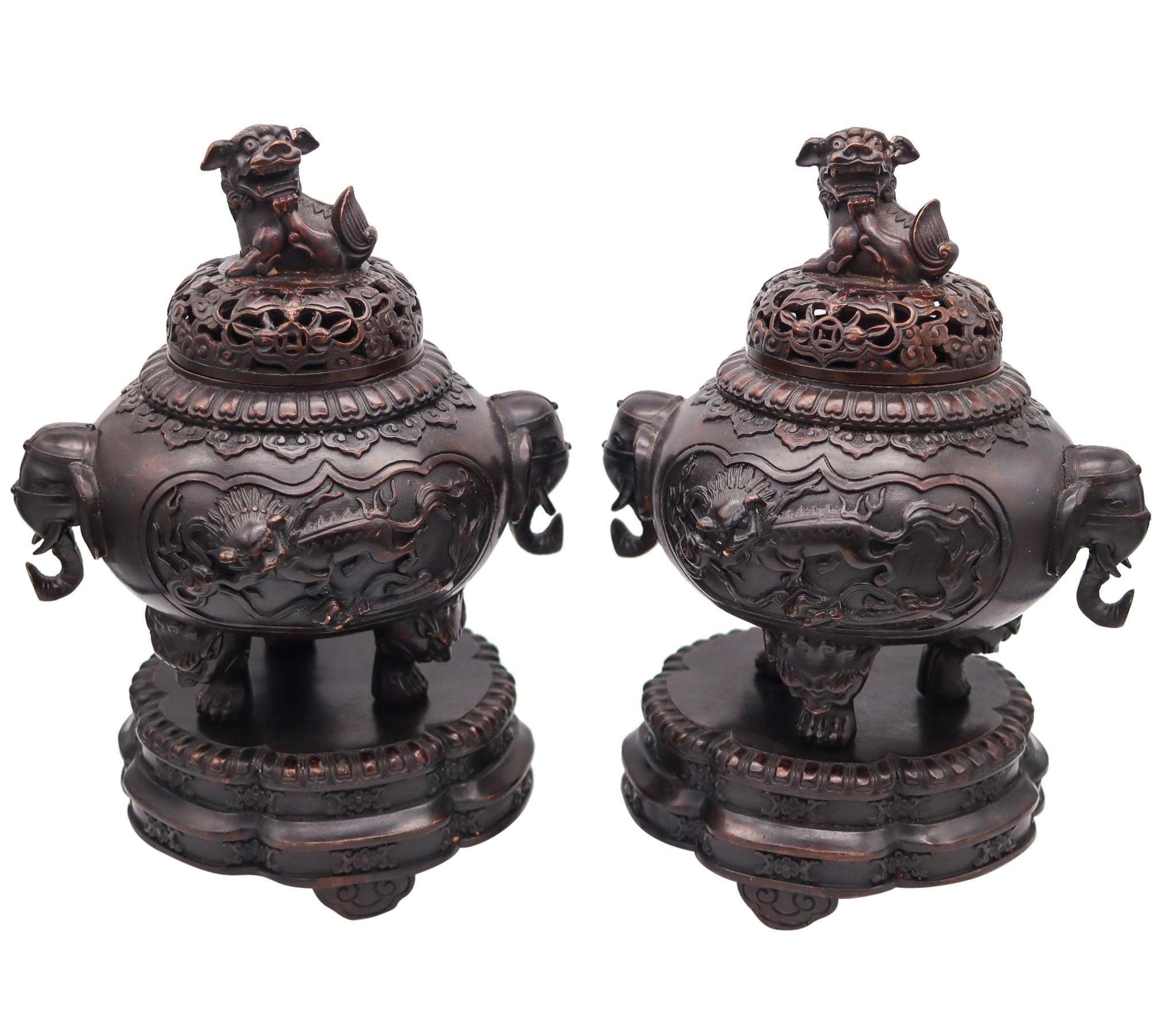 Un incensiere a forma di drago dell'inizio del XIX secolo della dinastia Qing.

Si tratta di una bellissima coppia di incensieri antichi, pesantemente fusi in alto rilievo all'inizio del XIX secolo durante la dinastia Qing, circa 1800. I favolosi