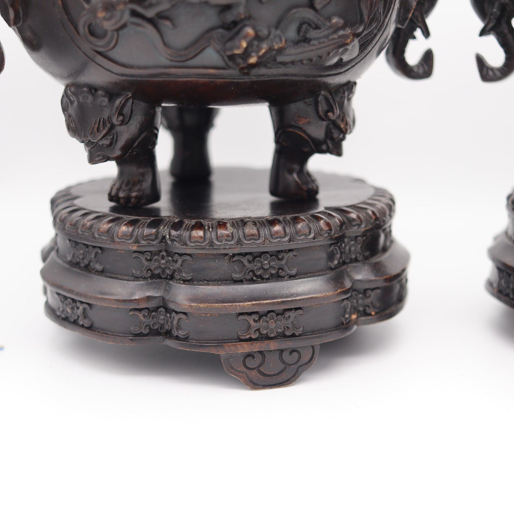 Qing DINASTIA QING 1800 Inizio del XIX secolo Coppia di contenitori in bronzo con coperchi e basi in vendita