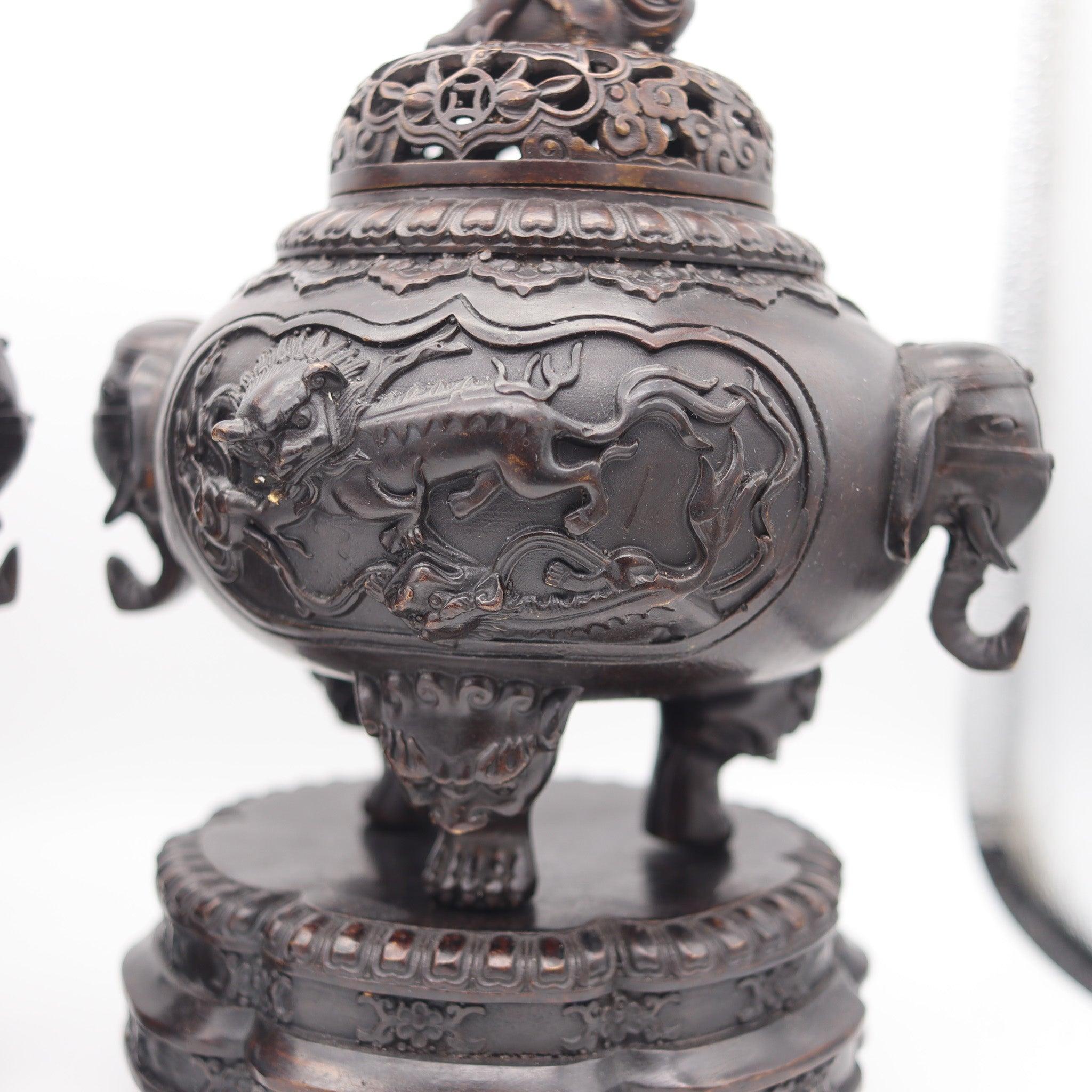 Cinese DINASTIA QING 1800 Inizio del XIX secolo Coppia di contenitori in bronzo con coperchi e basi in vendita