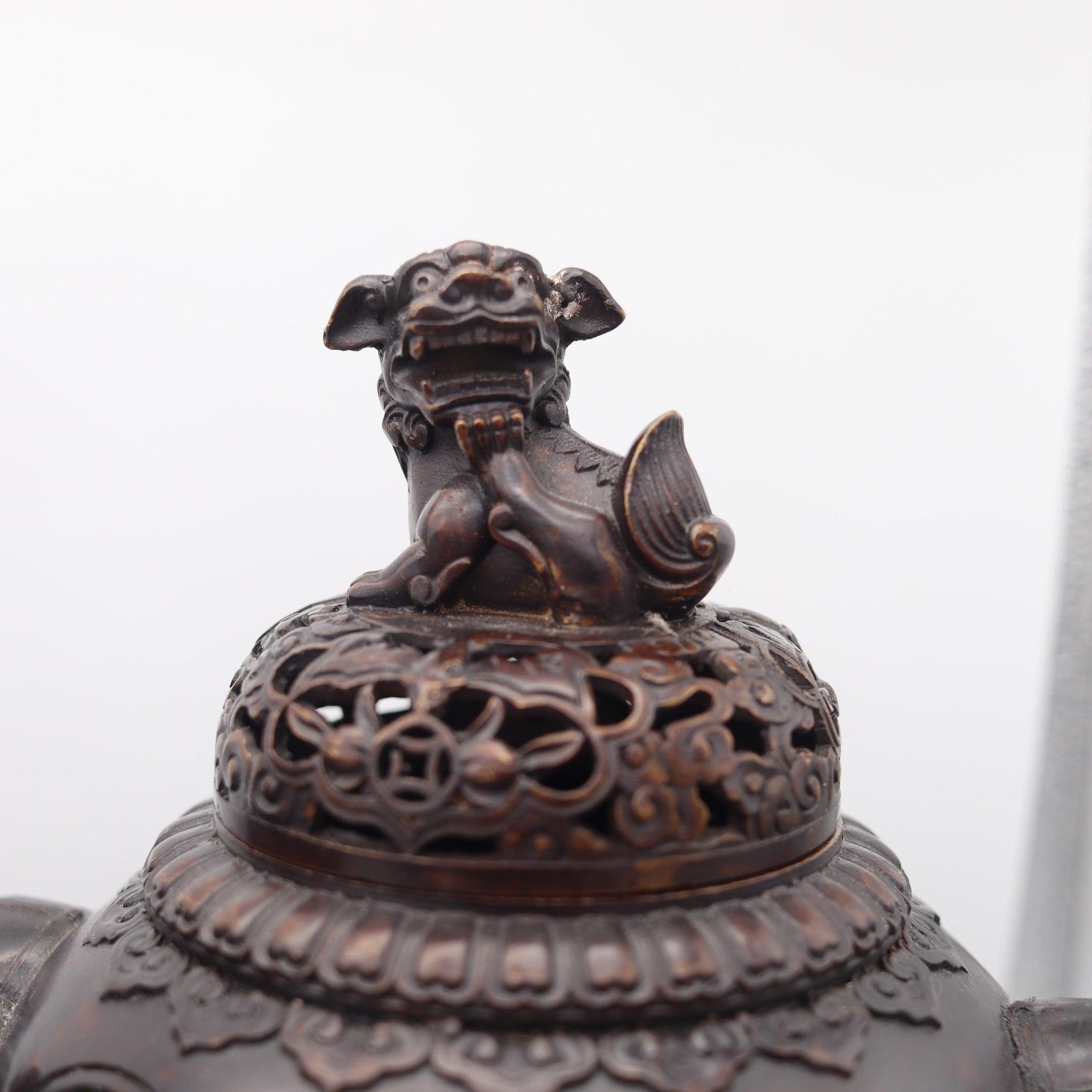 Calco DINASTIA QING 1800 Inizio del XIX secolo Coppia di contenitori in bronzo con coperchi e basi in vendita
