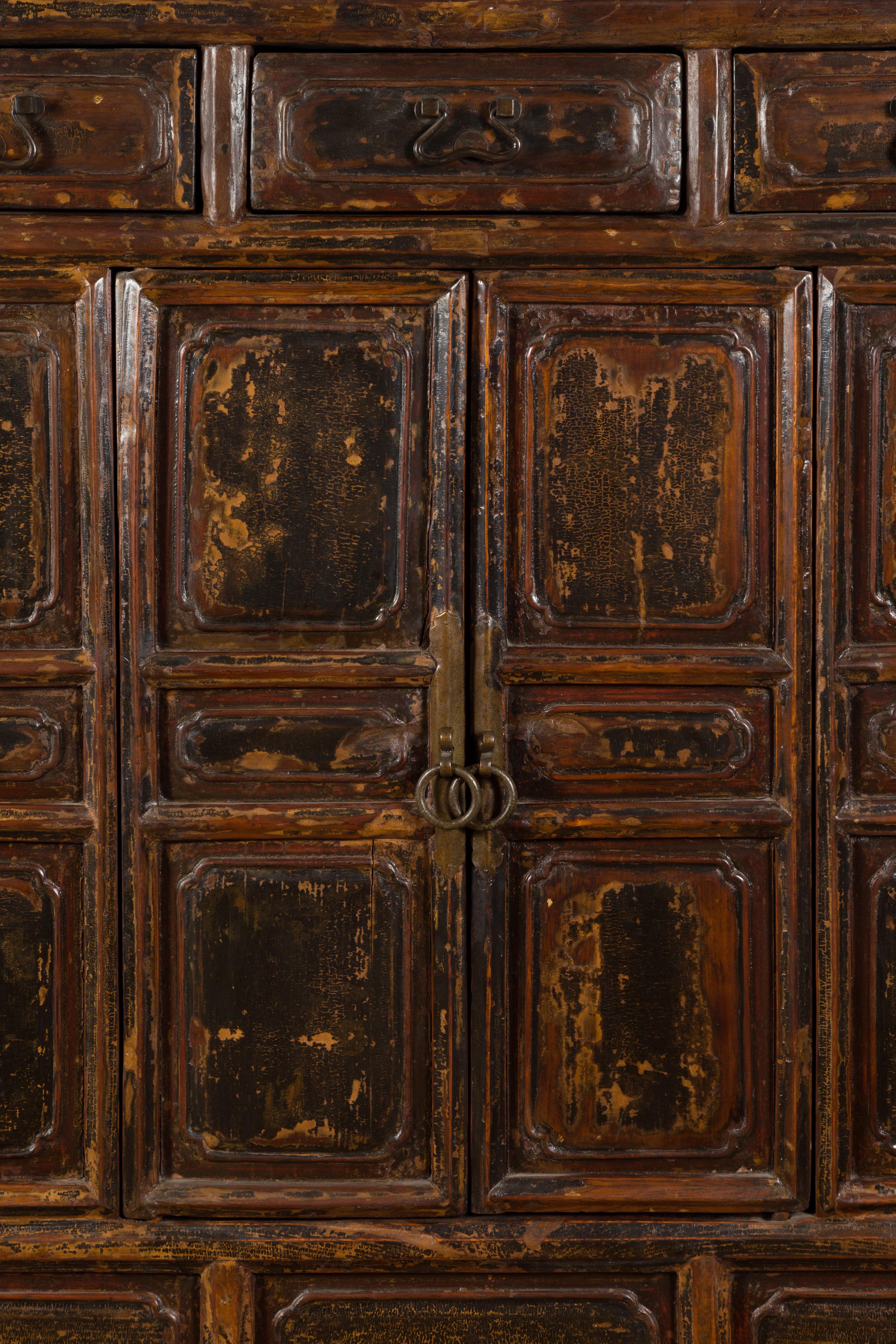 Dynastie Qing 1800s Cabinet chinois laqué Brown avec portes et tiroirs en vente 2
