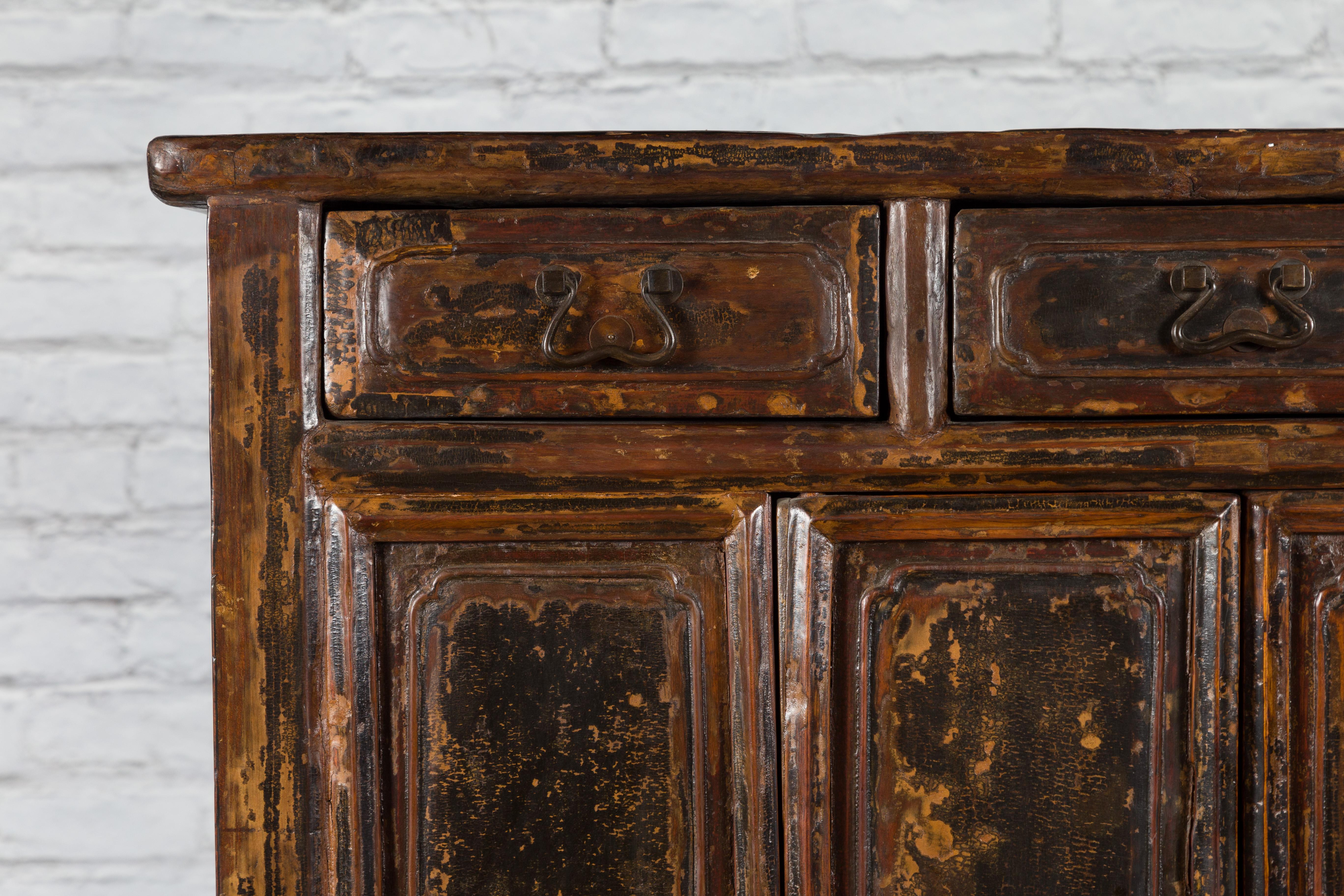 Sculpté Dynastie Qing 1800s Cabinet chinois laqué Brown avec portes et tiroirs en vente