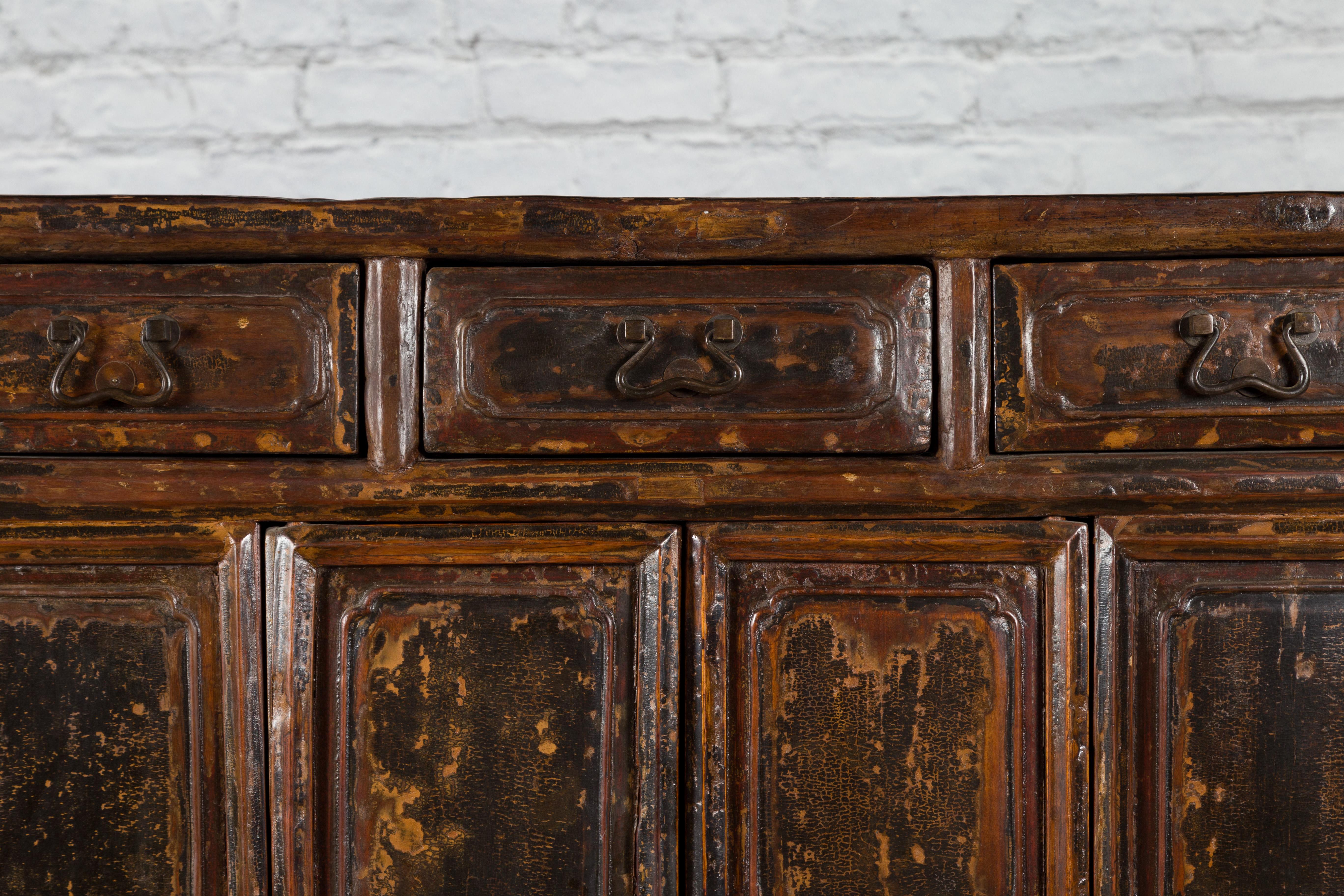 XIXe siècle Dynastie Qing 1800s Cabinet chinois laqué Brown avec portes et tiroirs en vente