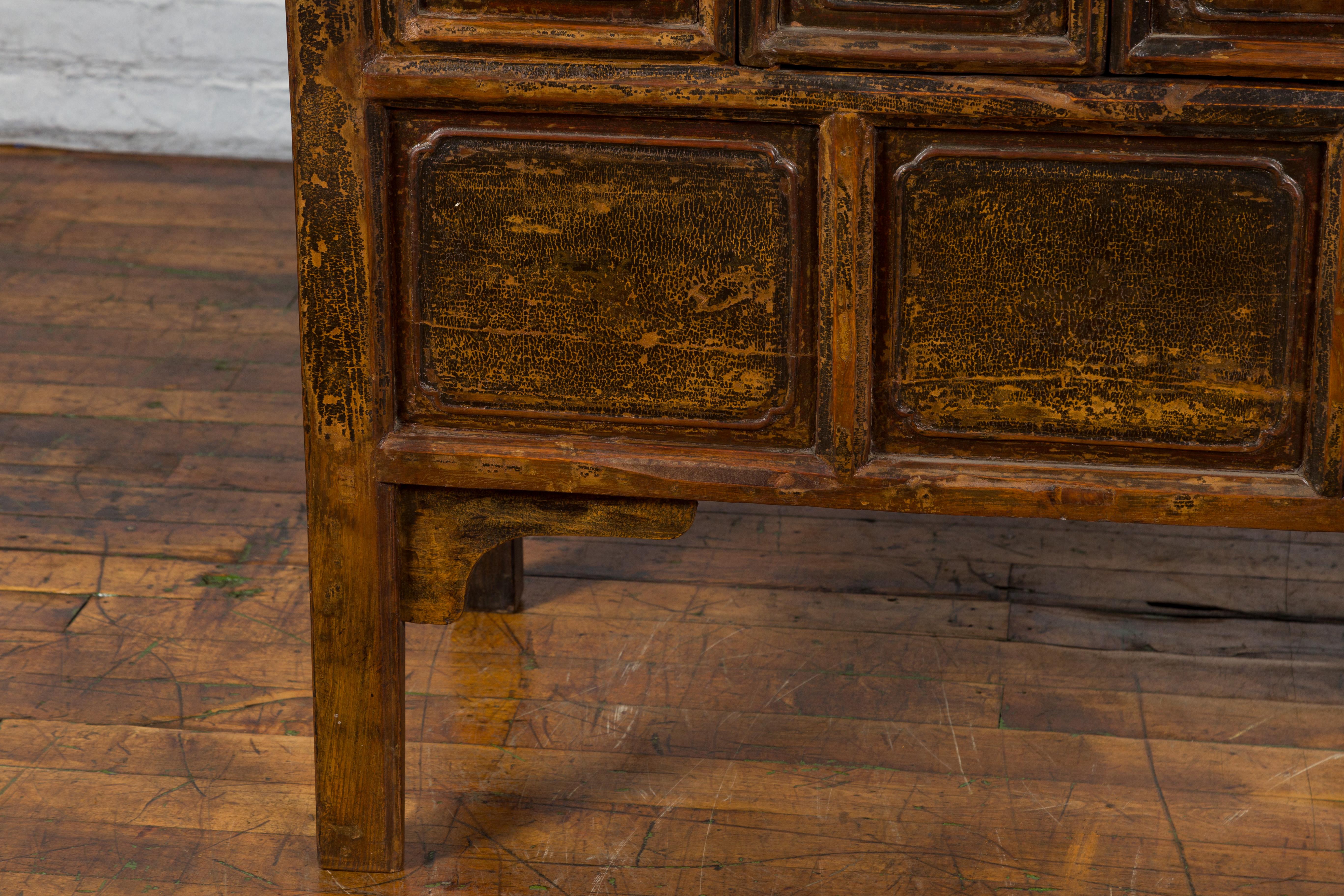Bois Dynastie Qing 1800s Cabinet chinois laqué Brown avec portes et tiroirs en vente