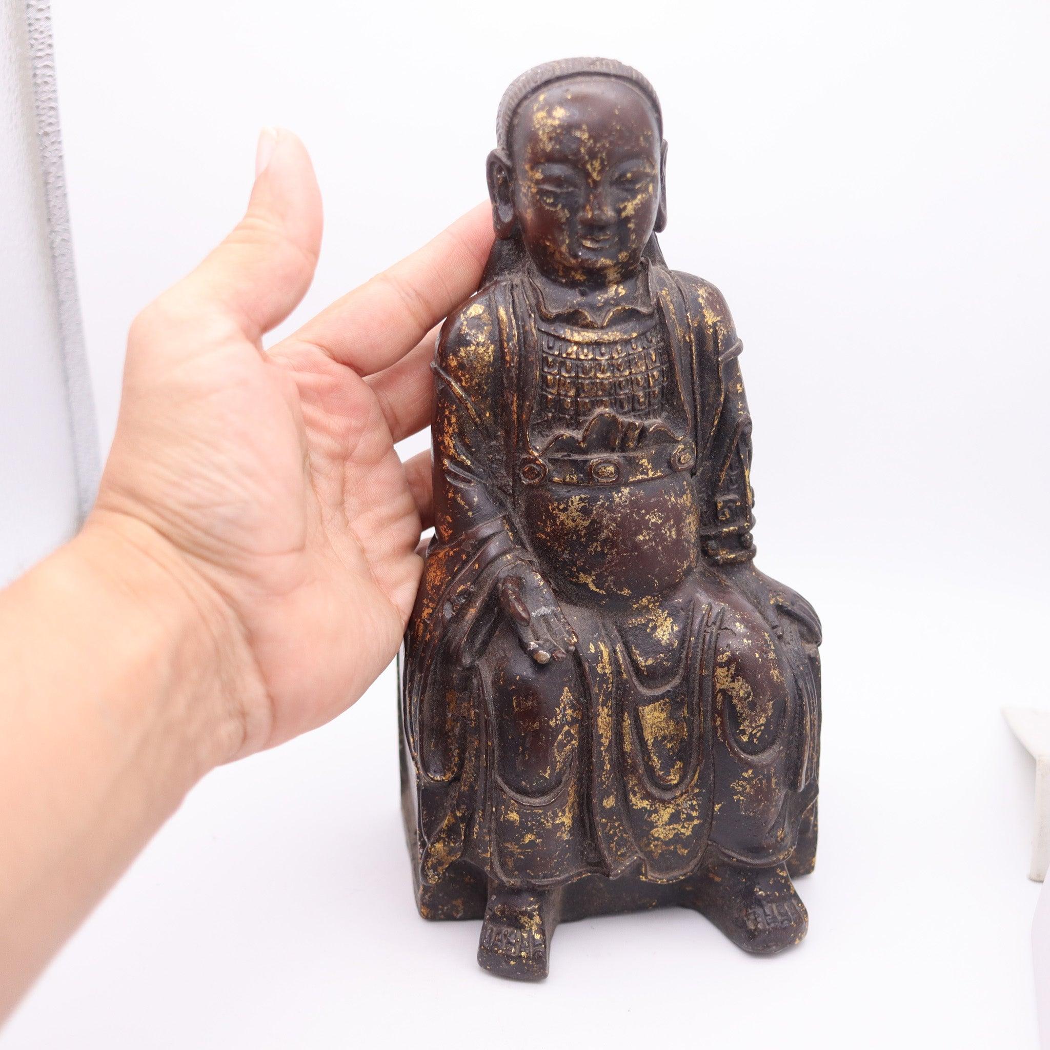 QING DYNASTY 1850 Skulptur thront Mazu Quan-Yin in massiver vergoldeter Bronze im Angebot 3