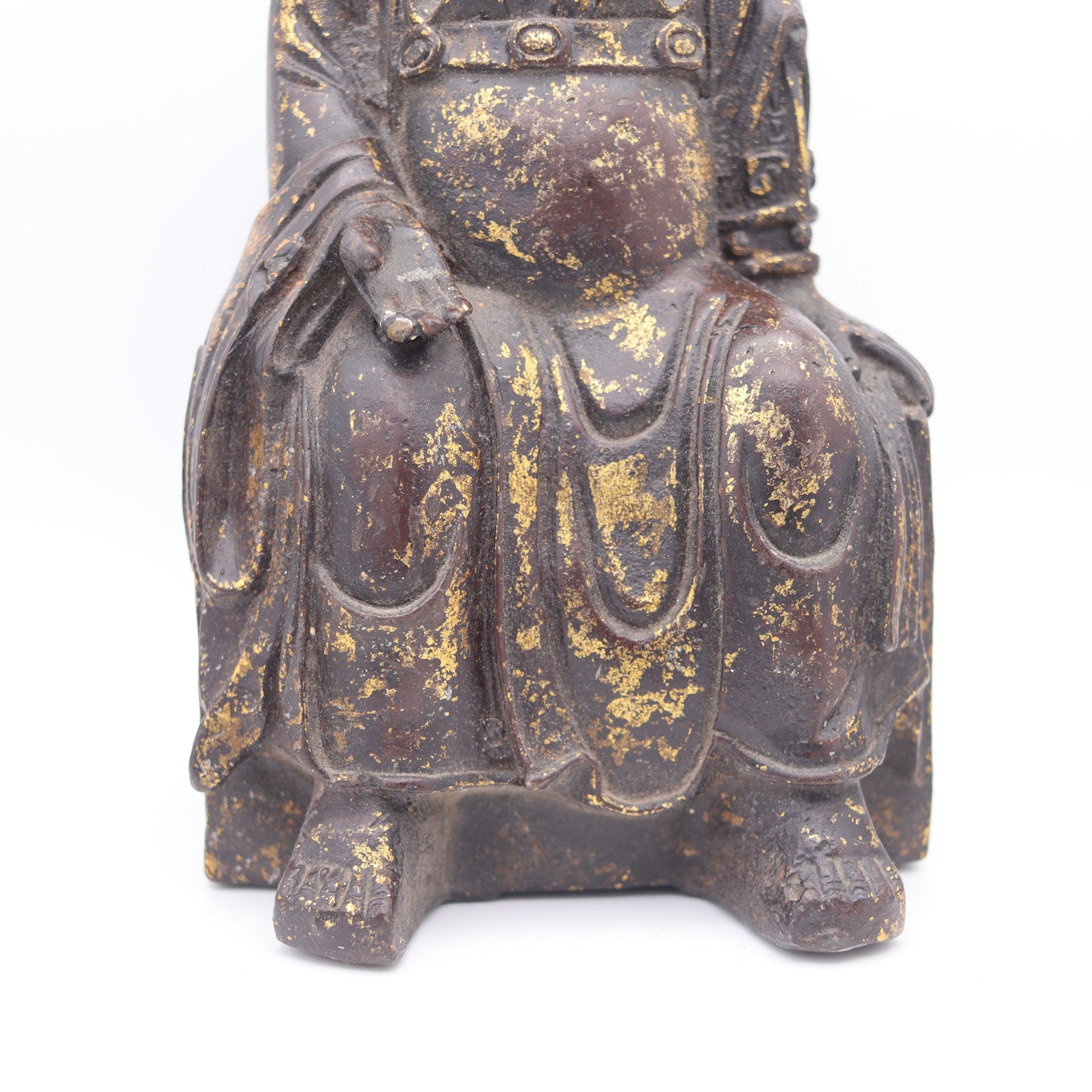Eine thronende Mazu Quan Ying aus dem 19. Jahrhundert aus der Qing-Dynastie.

Dies ist eine schöne antike Skulptur einer thronenden Mazu Quan Yin, gegossen in Bronze im Hochrelief im späten 19. Jahrhundert während der Qing-Dynastie, um 1850. Die