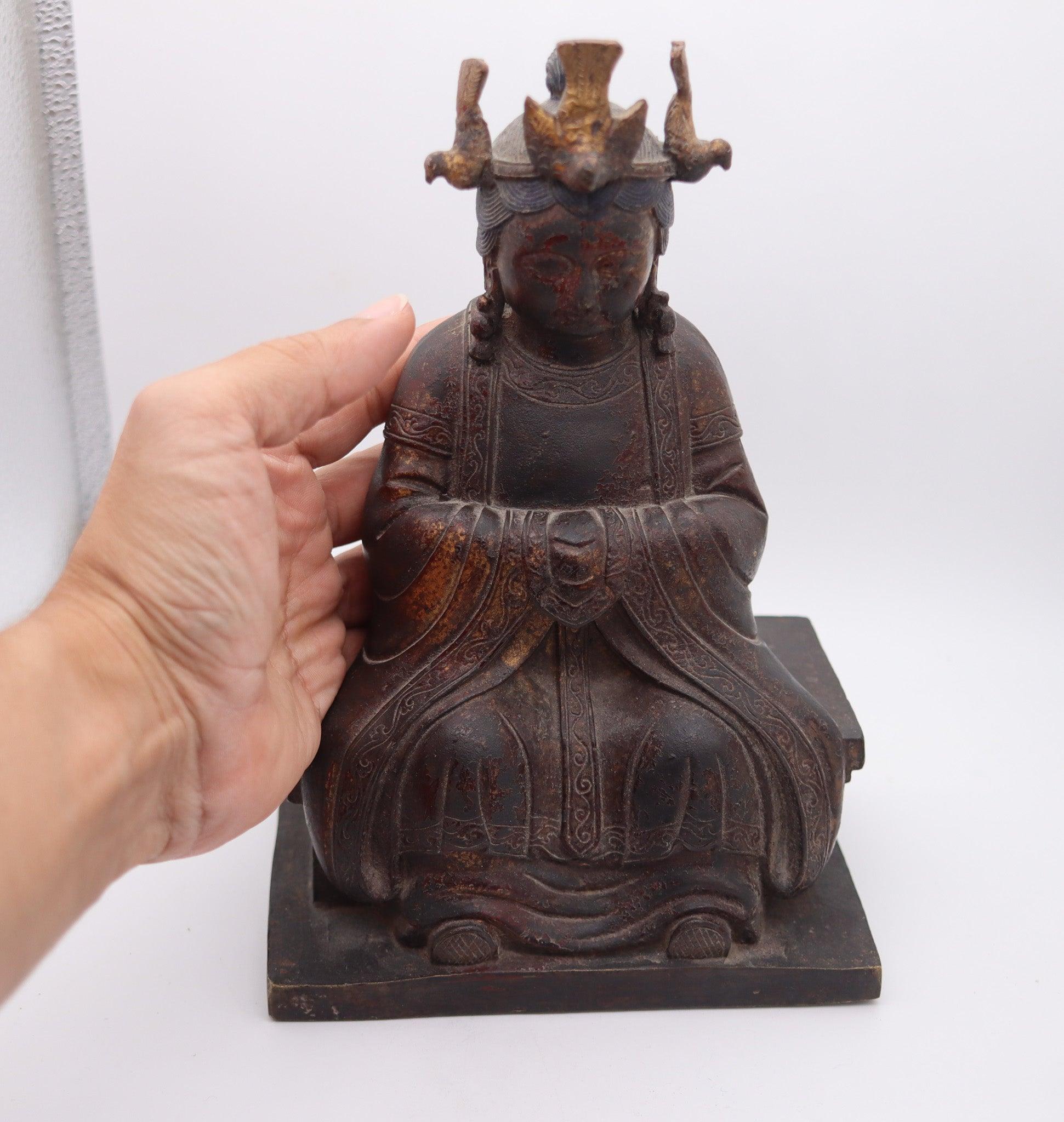 DINASTIA QING 1880 Mazu Quan-Yin seduto in trono in bronzo dorato massiccio in vendita 2