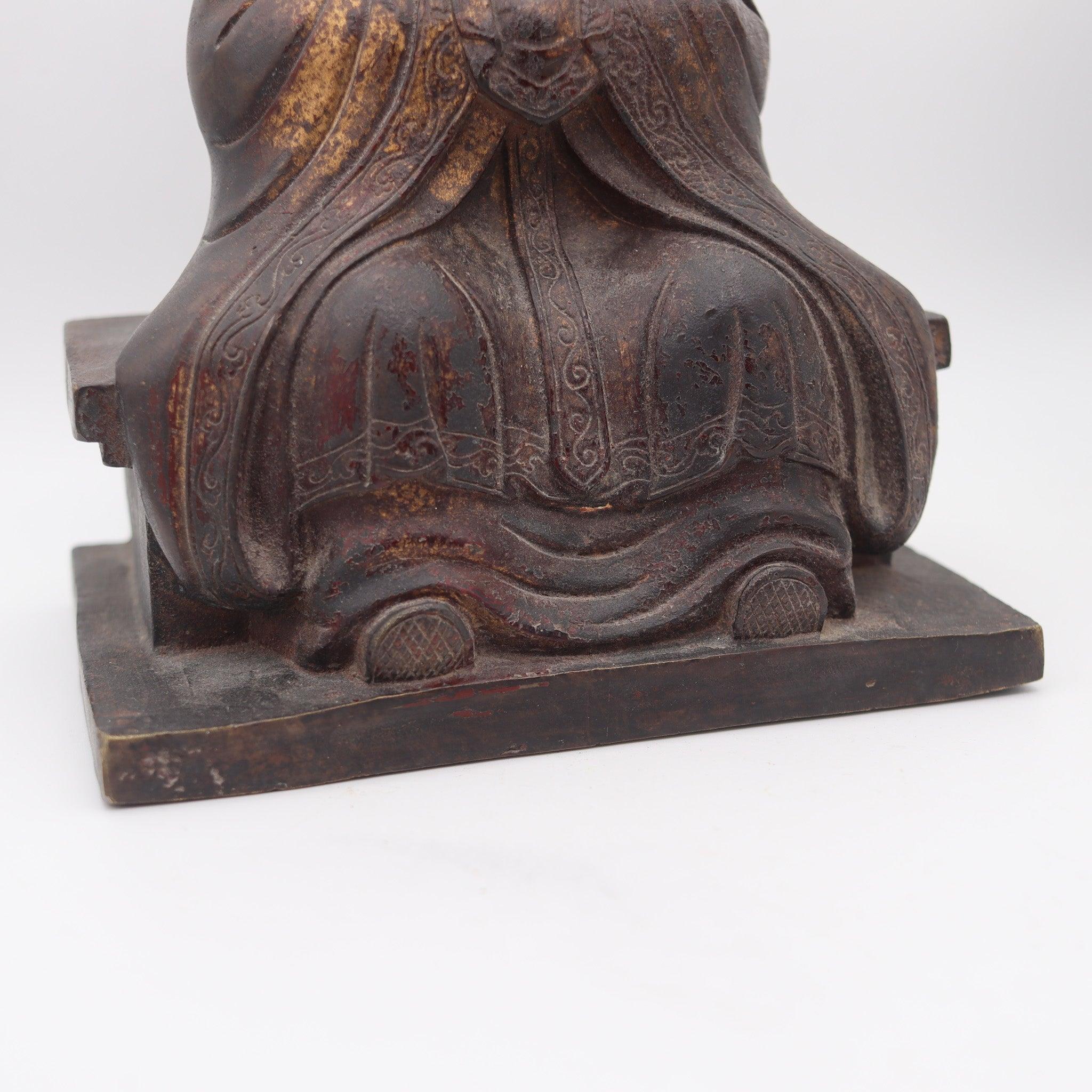 Un Mazu Quan Ying in trono del XIX secolo della dinastia Qing.

Si tratta di una bellissima figura scultorea antica di un Mazu Quan Yin in trono, fusa in bronzo ad alto rilievo alla fine del XIX secolo durante la dinastia Qing, intorno al 1880. La