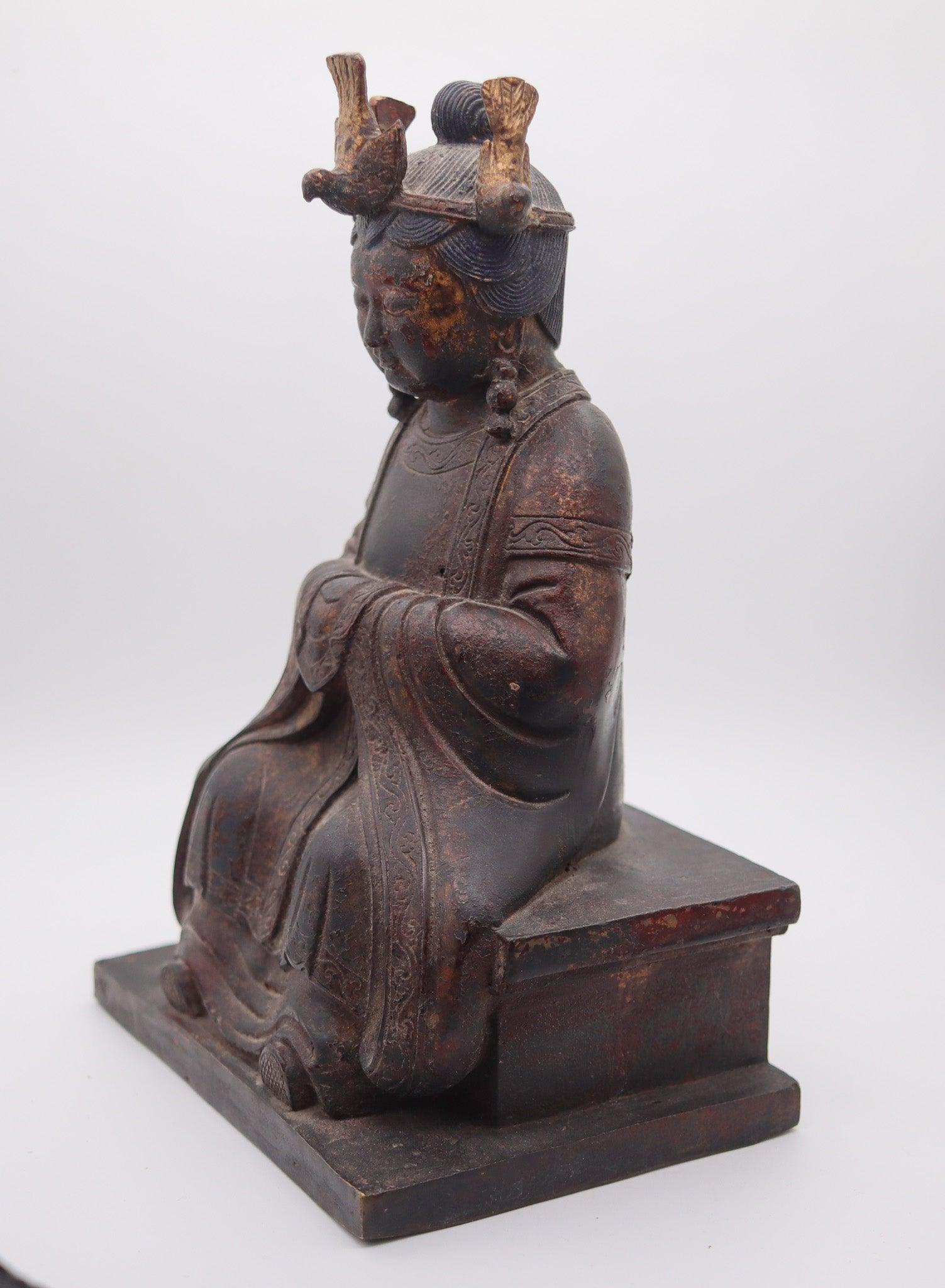 Fine XIX secolo DINASTIA QING 1880 Mazu Quan-Yin seduto in trono in bronzo dorato massiccio in vendita