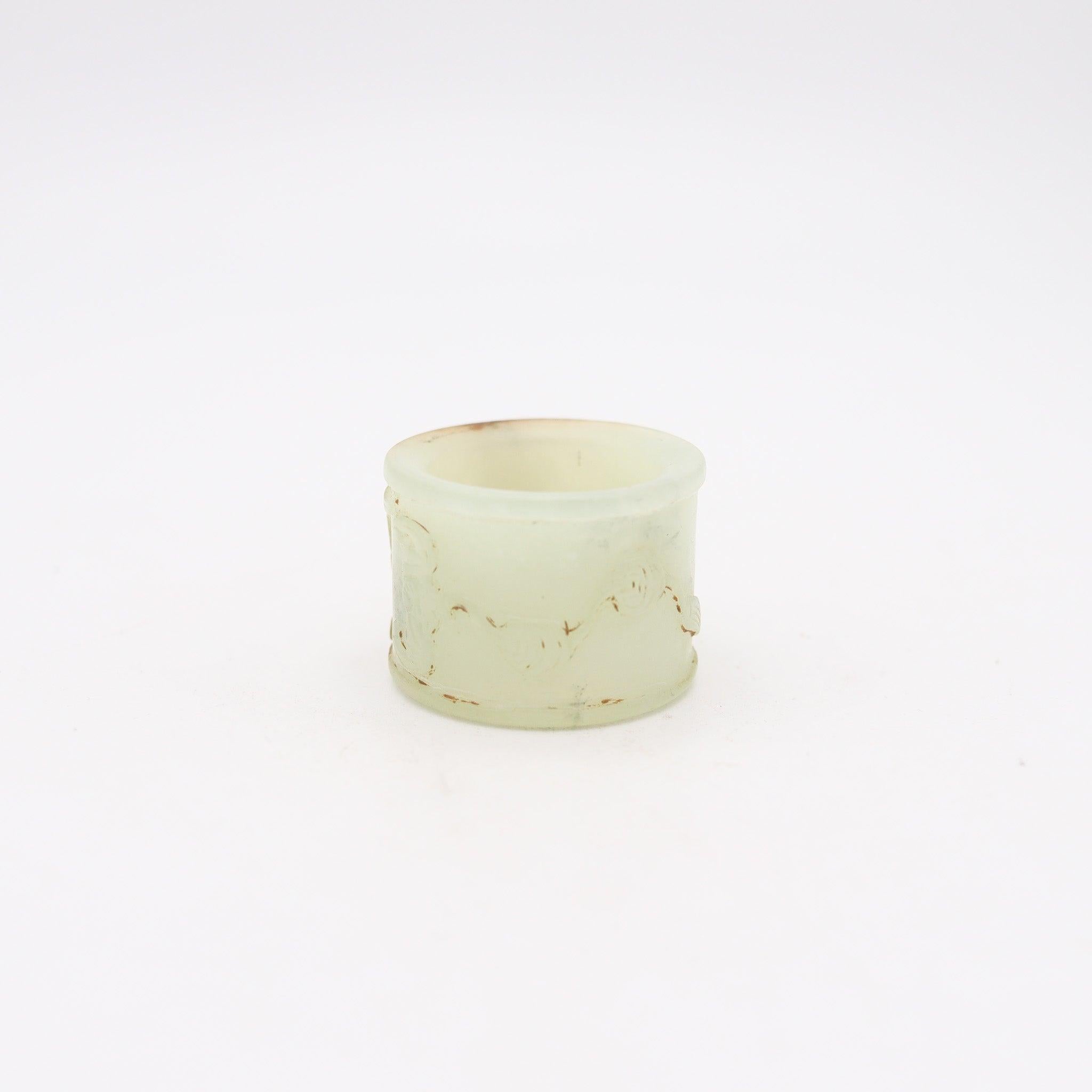 Anneau de jade pour archer de la dynastie Qing.

Il s'agit d'une rare bague d'archer ancienne créée pendant la période de la dynastie Qing, au XIXe siècle et au début du XXe siècle. La bague est magistralement sculptée dans du jade blanc-vert