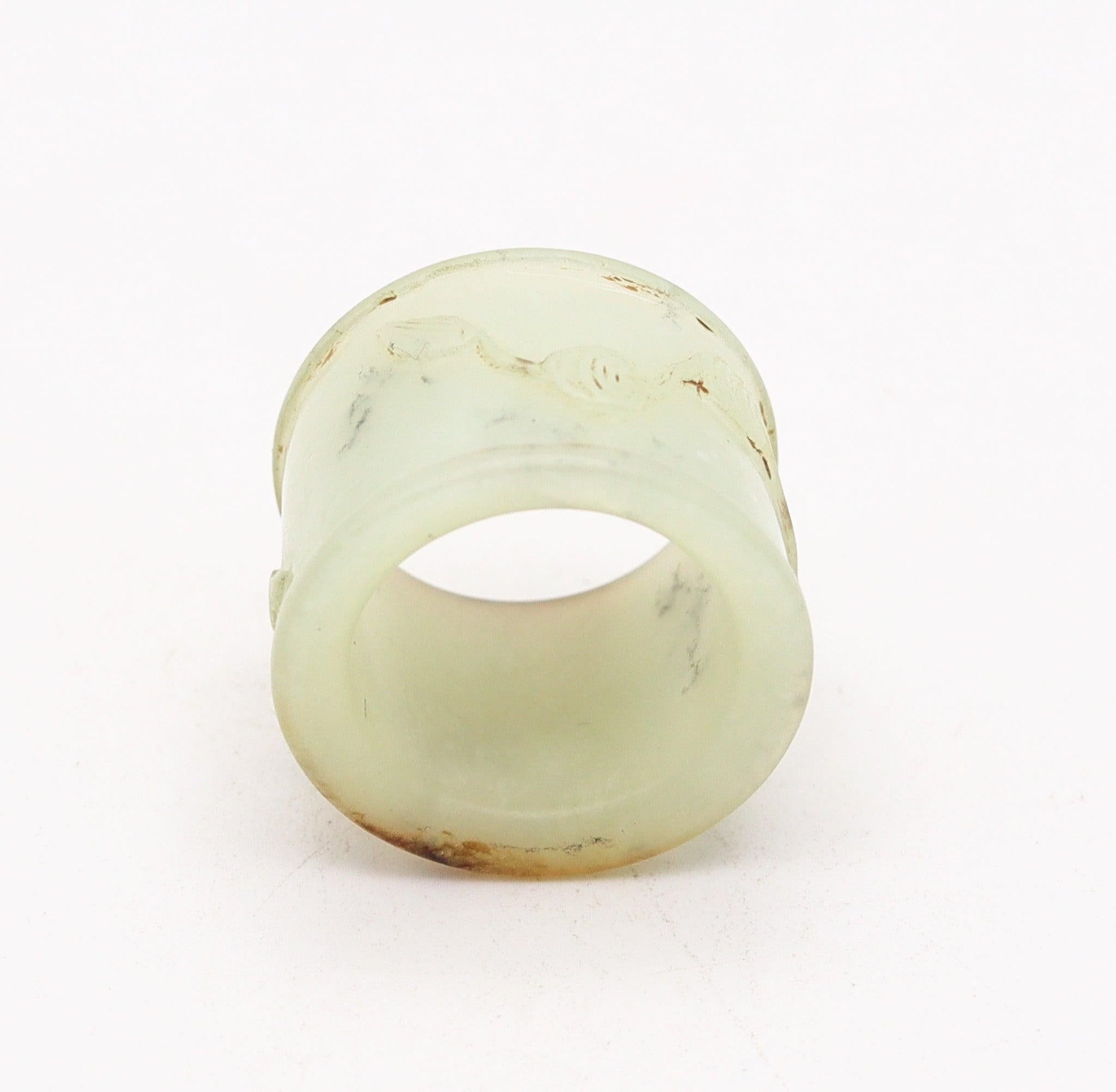 Qing DYNASTIE QING 1900 Anneau d'archer ancien sculpté en jade translucide en vente