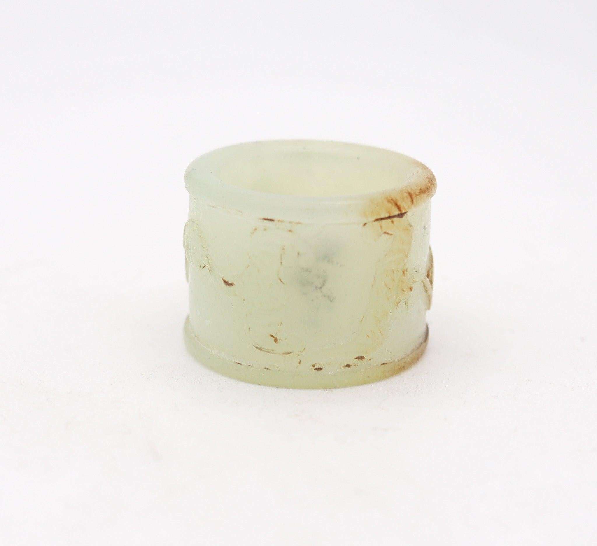 Chinois DYNASTIE QING 1900 Anneau d'archer ancien sculpté en jade translucide en vente