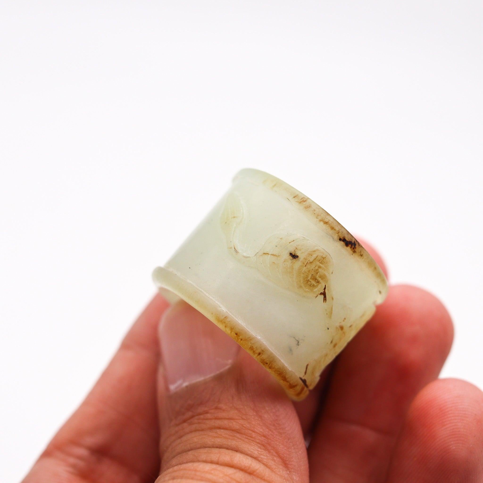 Sculpté à la main DYNASTIE QING 1900 Anneau d'archer ancien sculpté en jade translucide en vente