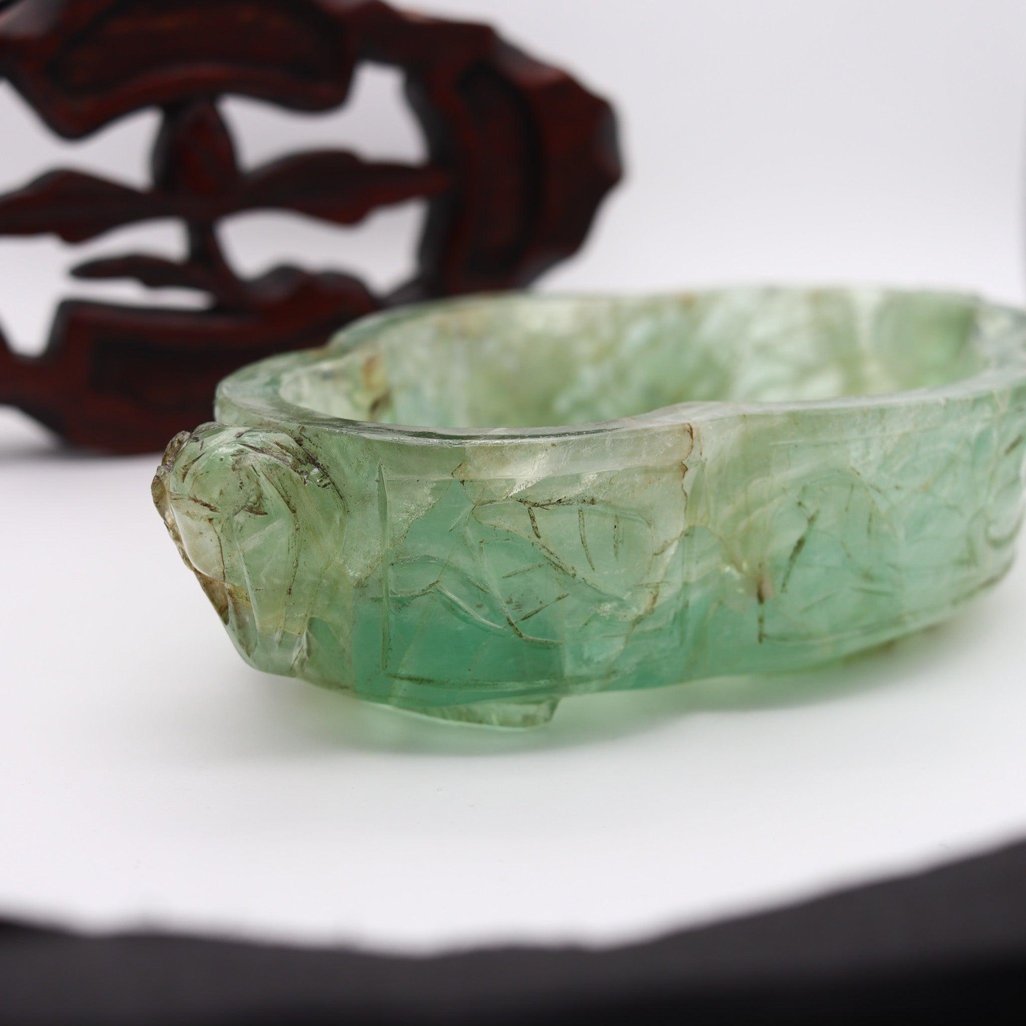 DINASTÍA QING 1900 Jarrón decorativo tallado en fluorita verde translúcida en soporte Tallado a mano en venta
