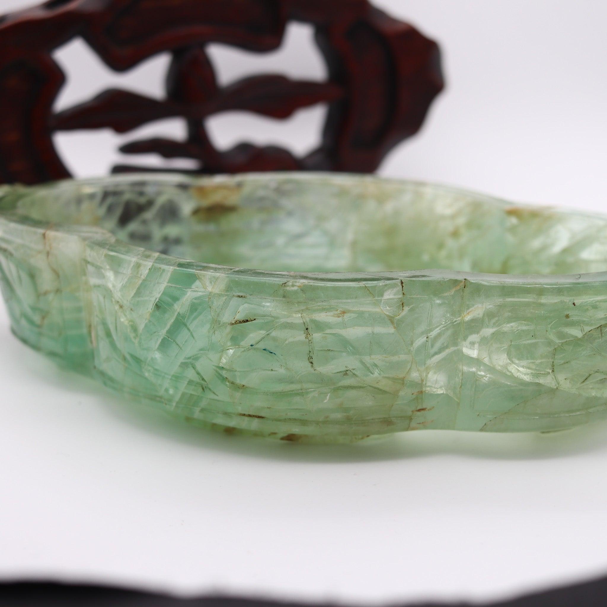DINASTÍA QING 1900 Jarrón decorativo tallado en fluorita verde translúcida en soporte en Bueno estado para la venta en Miami, FL