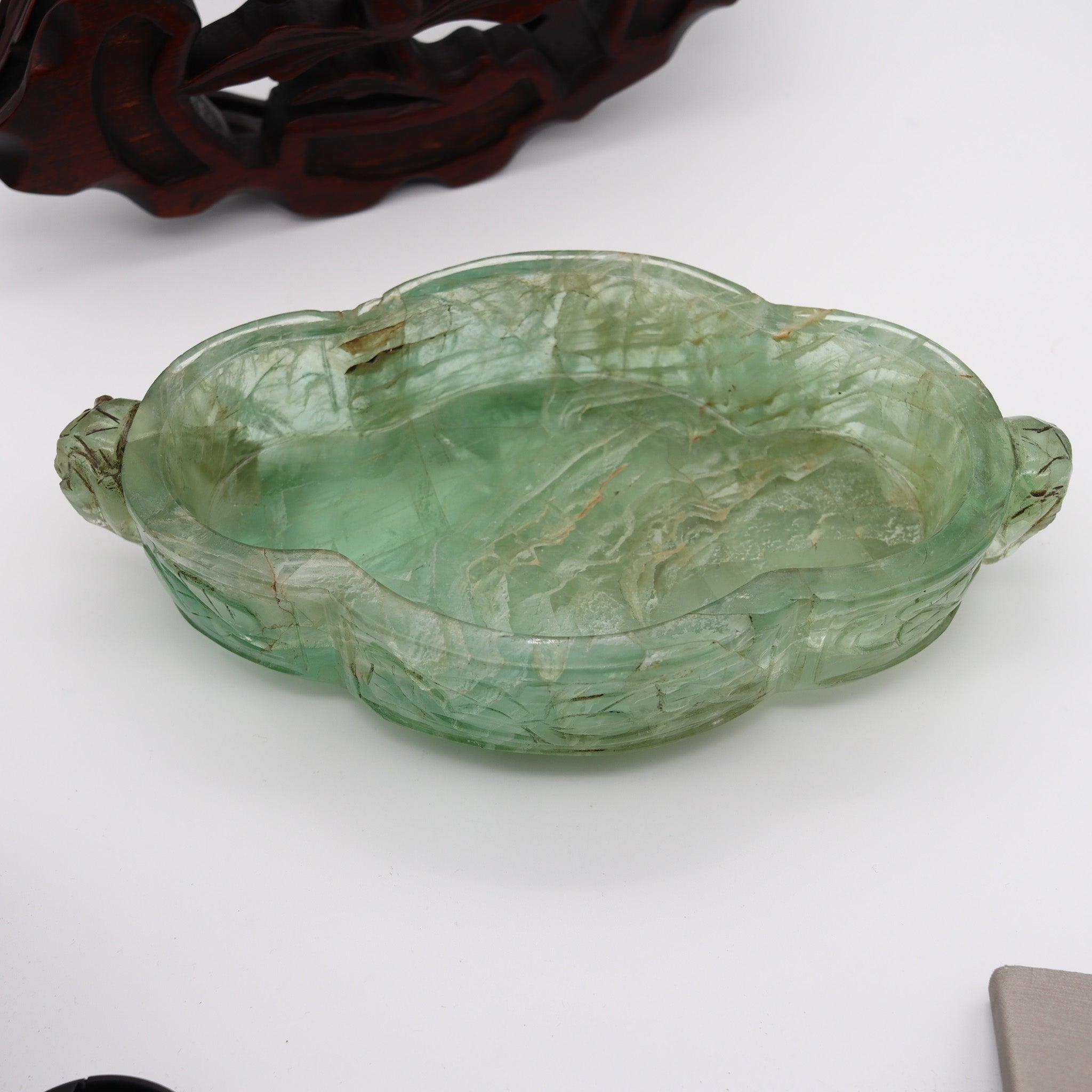 DINASTÍA QING 1900 Jarrón decorativo tallado en fluorita verde translúcida en soporte principios del siglo XX en venta