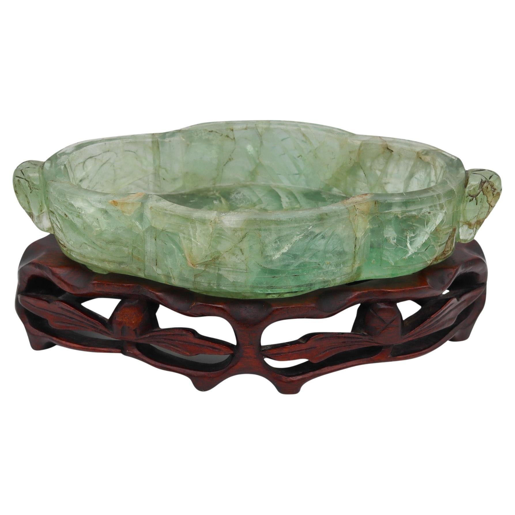 DINASTÍA QING 1900 Jarrón decorativo tallado en fluorita verde translúcida en soporte en venta