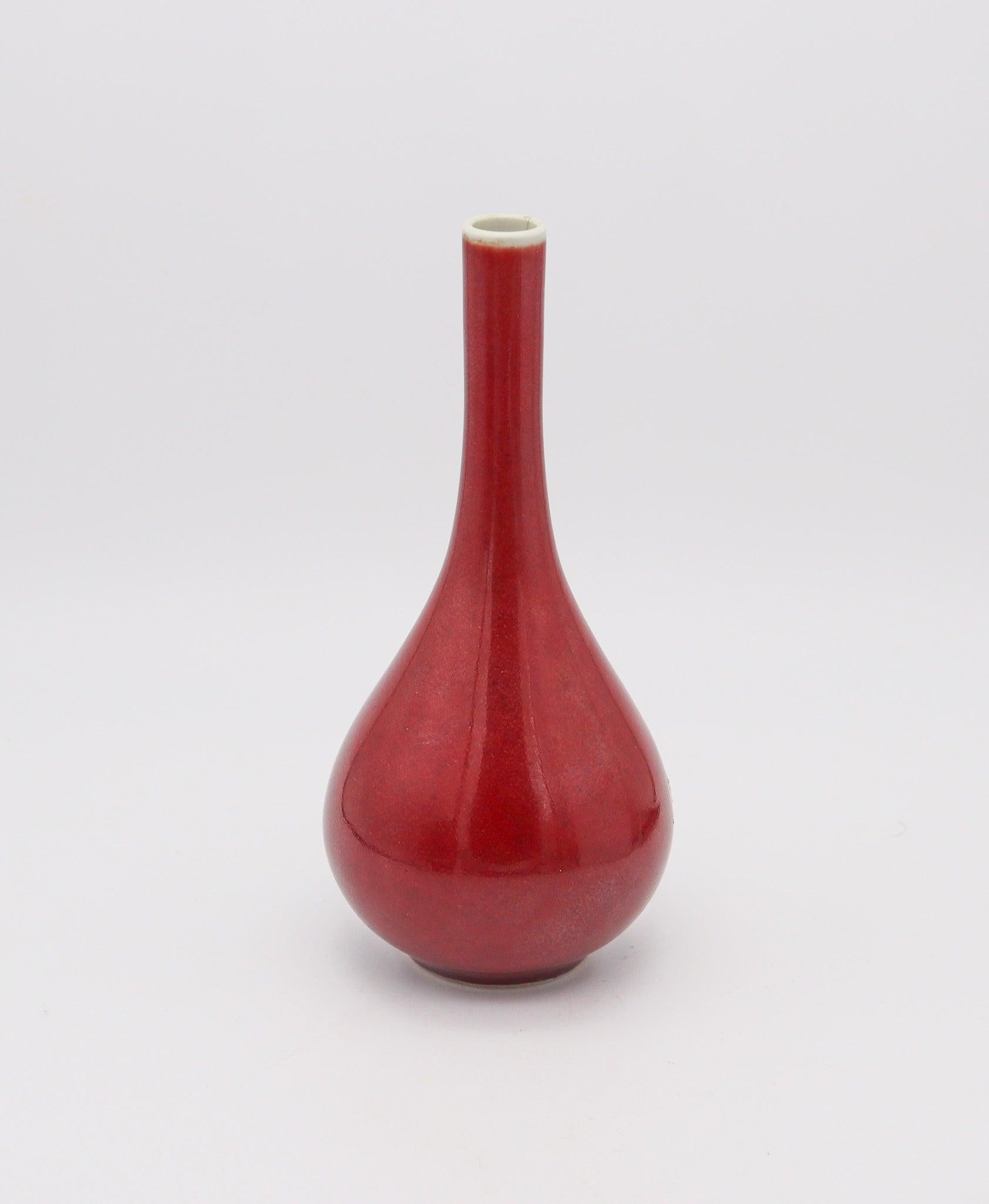 Vase ancien en porcelaine de la dynastie Qing à glaçure rouge.

Il s'agit d'un ancien vase en porcelaine chinoise du XIXe siècle, créé sous la dynastie Qing vers 1850. Elle a été fabriquée pendant les périodes de règne de l'empereur Xianfeng