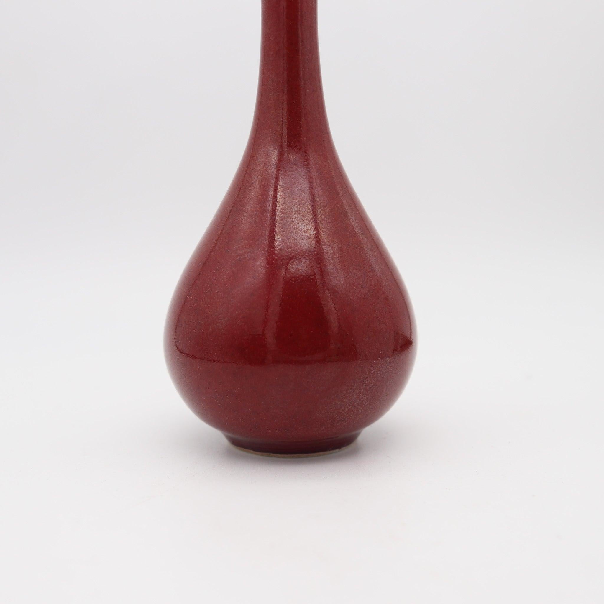 Qing Vase cannelé chinois ancien du 19ème siècle en porcelaine rouge émaillée QING DYNASTY en vente
