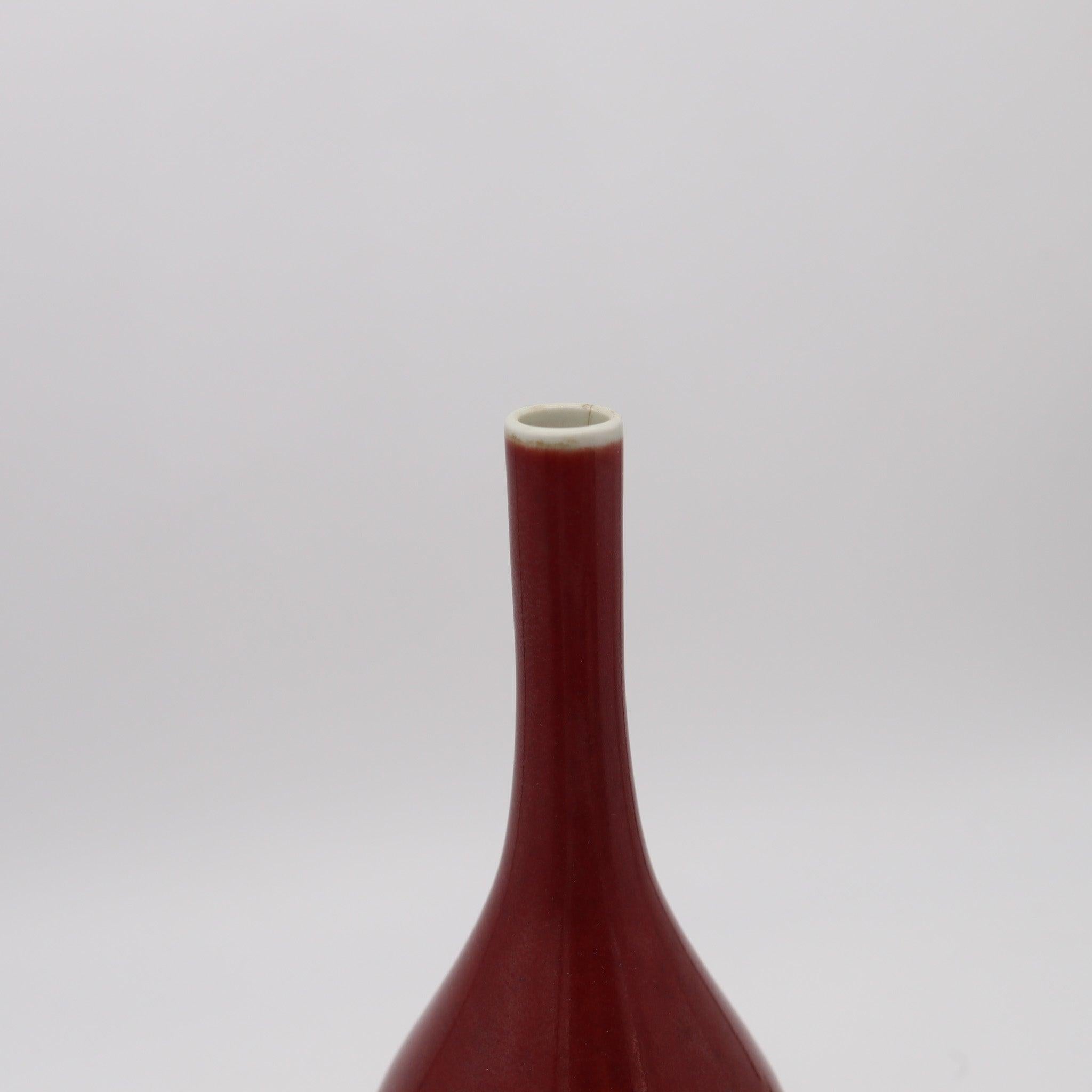 Chinois Vase cannelé chinois ancien du 19ème siècle en porcelaine rouge émaillée QING DYNASTY en vente