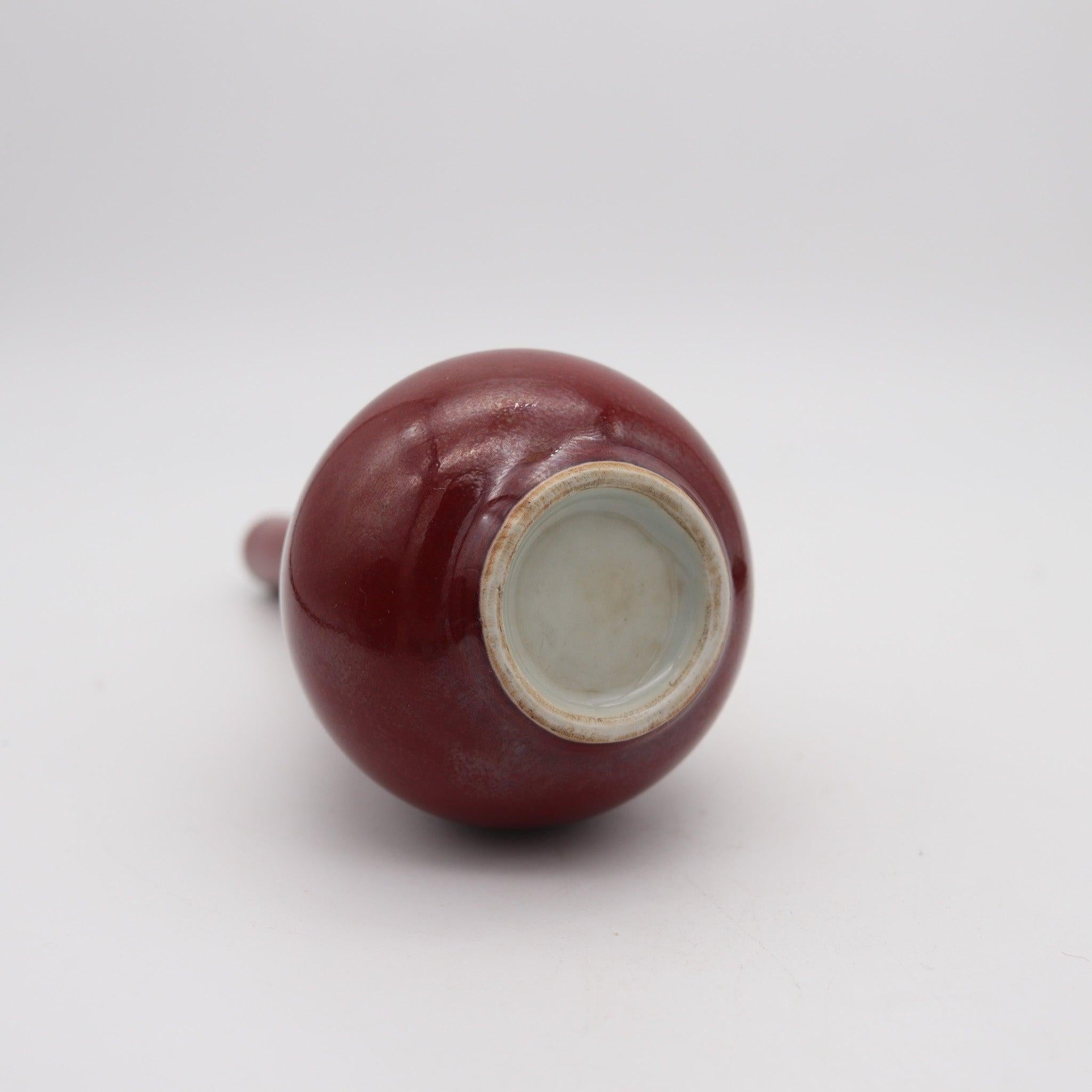 Vernissé Vase cannelé chinois ancien du 19ème siècle en porcelaine rouge émaillée QING DYNASTY en vente